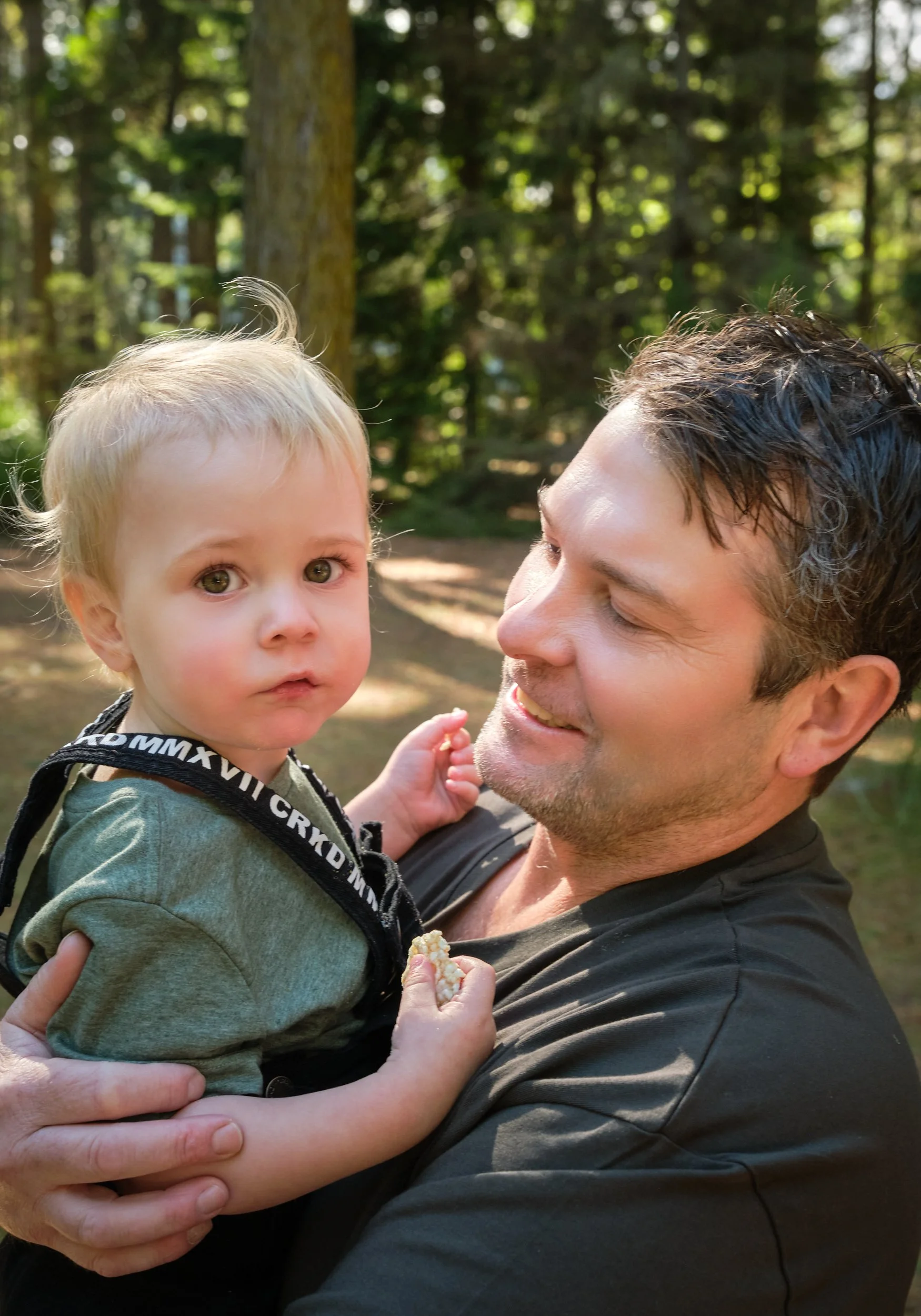 franks-hollybank-launceston-extended-family-portrait-dad-holding-toddler-in-forest.jpeg