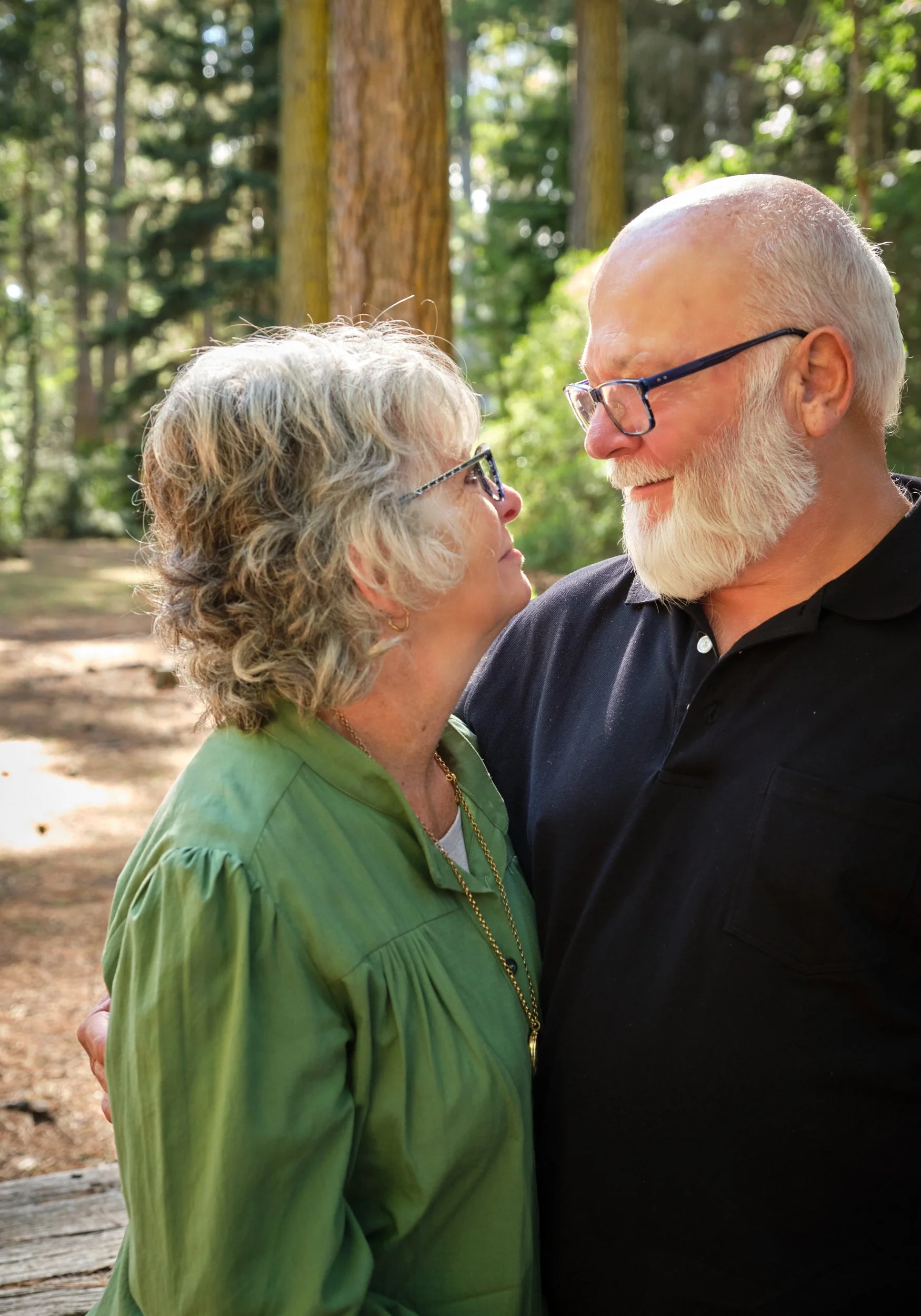 franks-hollybank-launceston-extended-family-portrait-elderly-couple-smiling-in-forest.jpeg