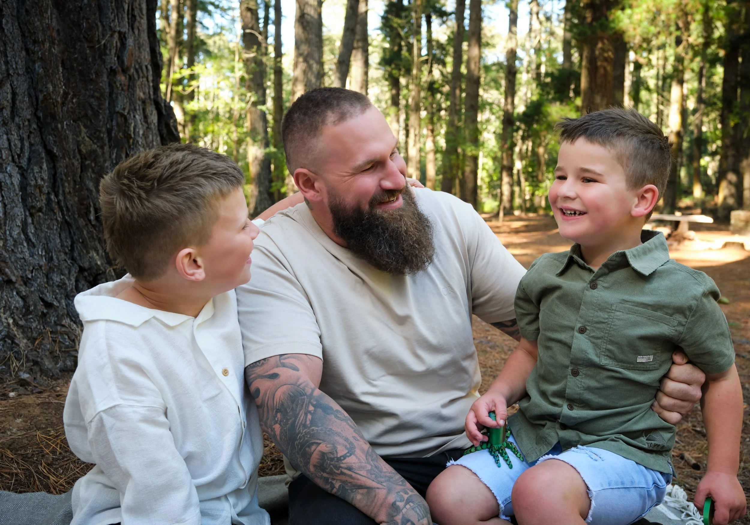 franks-hollybank-launceston-extended-family-portrait-father-with-two-sons-laughing-in-forest.jpeg