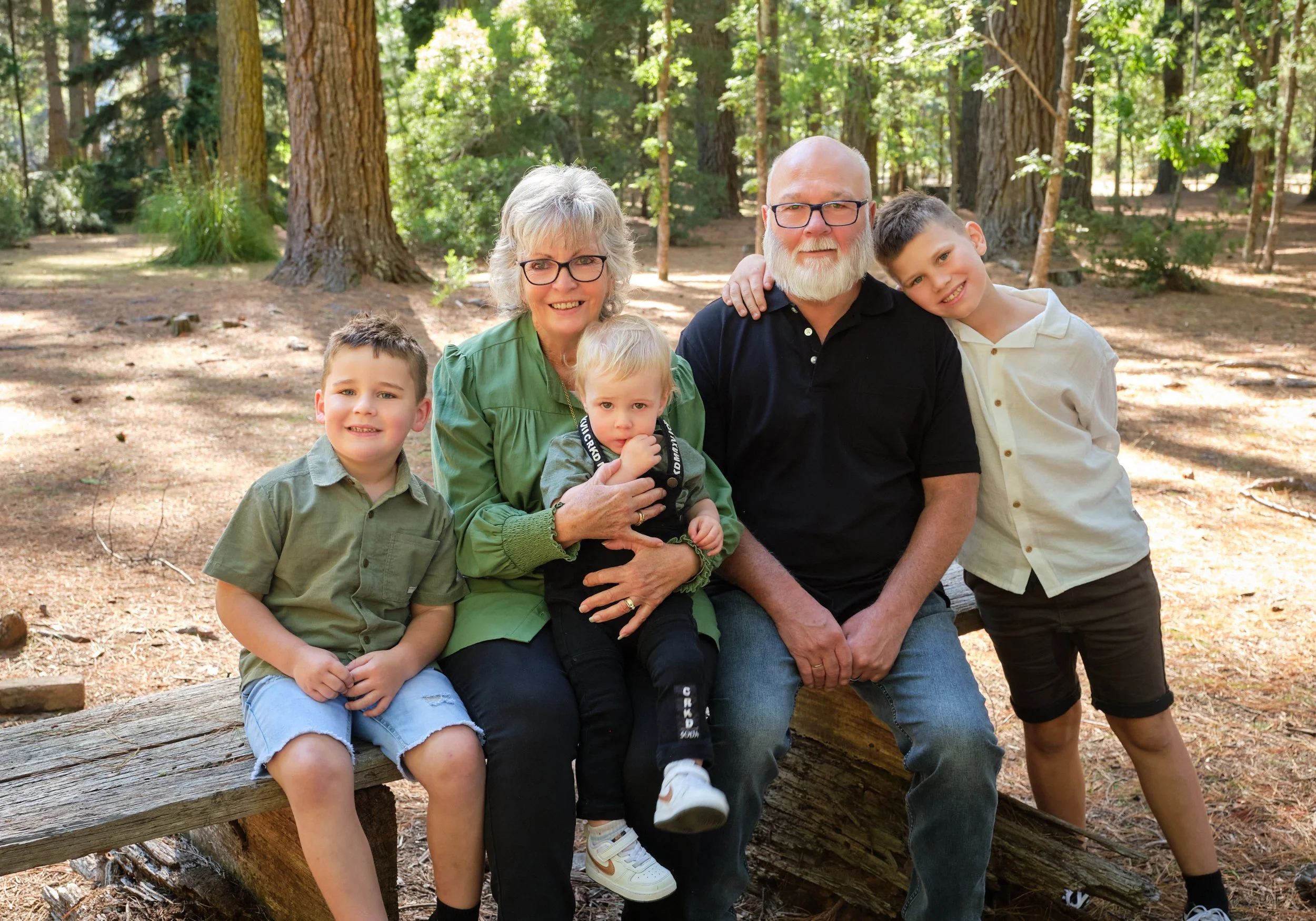franks-hollybank-launceston-extended-family-portrait-grandparents-with-grandchildren-in-forest.jpeg