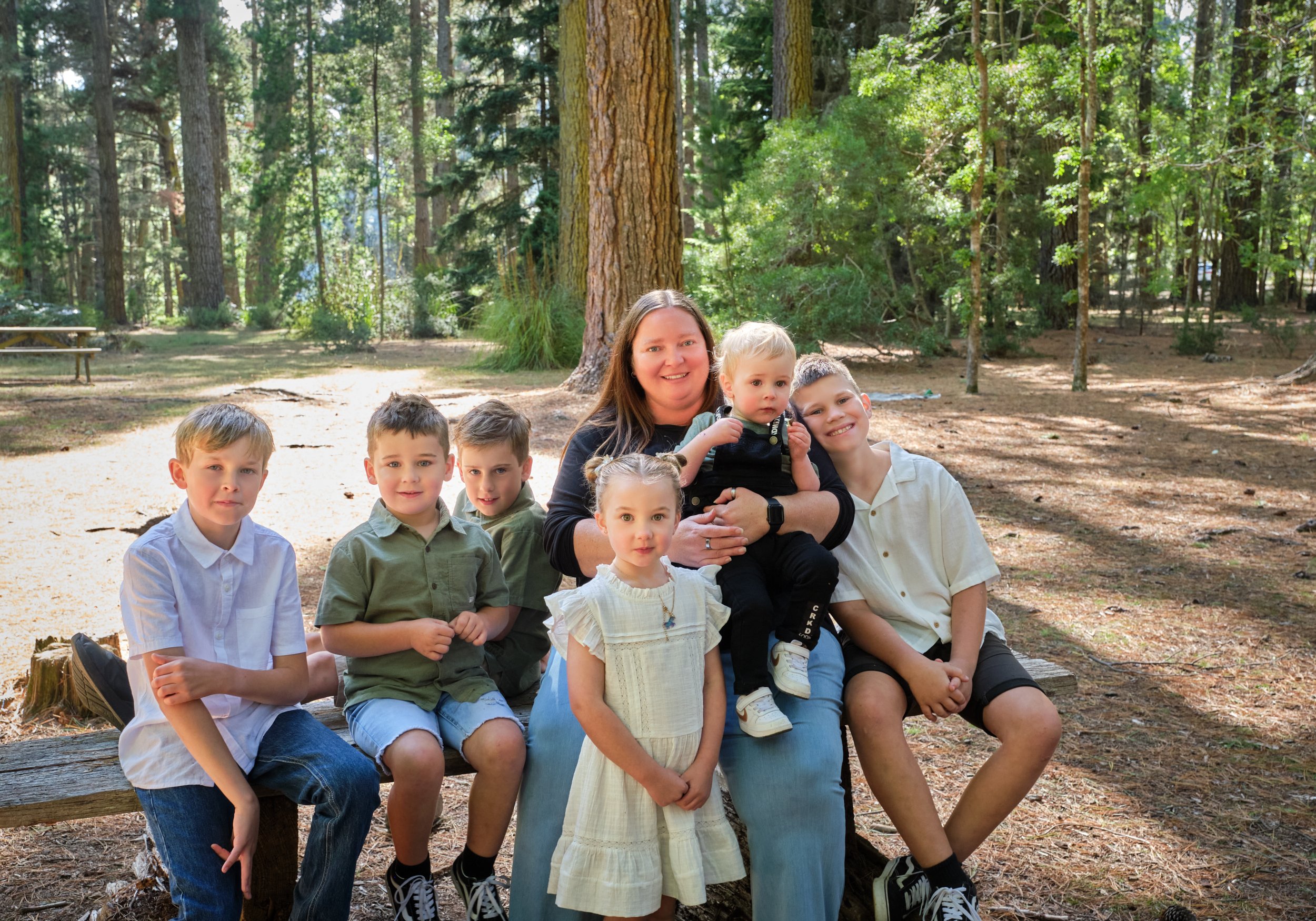 franks-hollybank-launceston-extended-family-portrait-mum-with-six-children-in-forest.jpeg