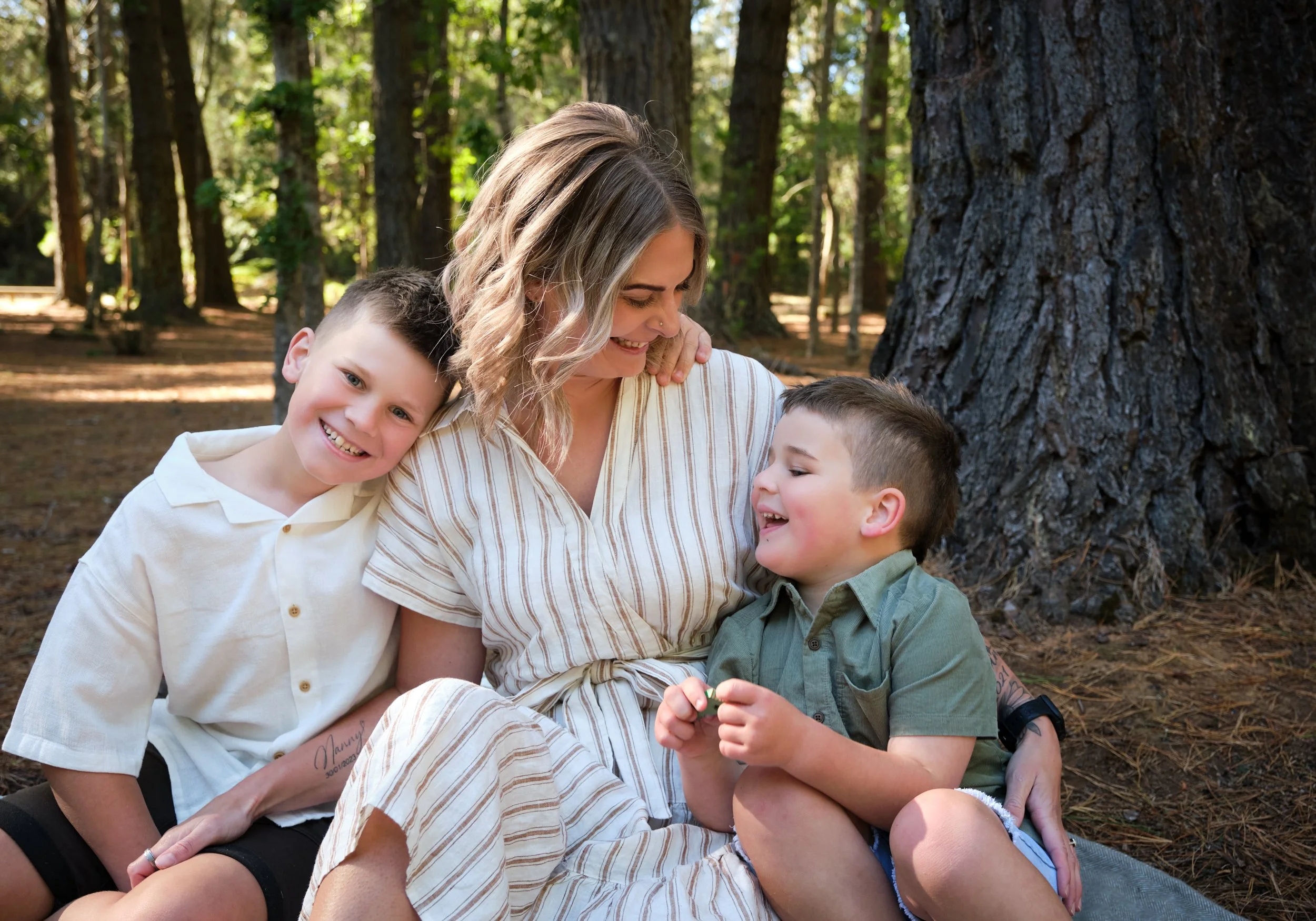 franks-hollybank-launceston-extended-family-portrait-mum-with-two-sons-laughing-in-forest.jpeg