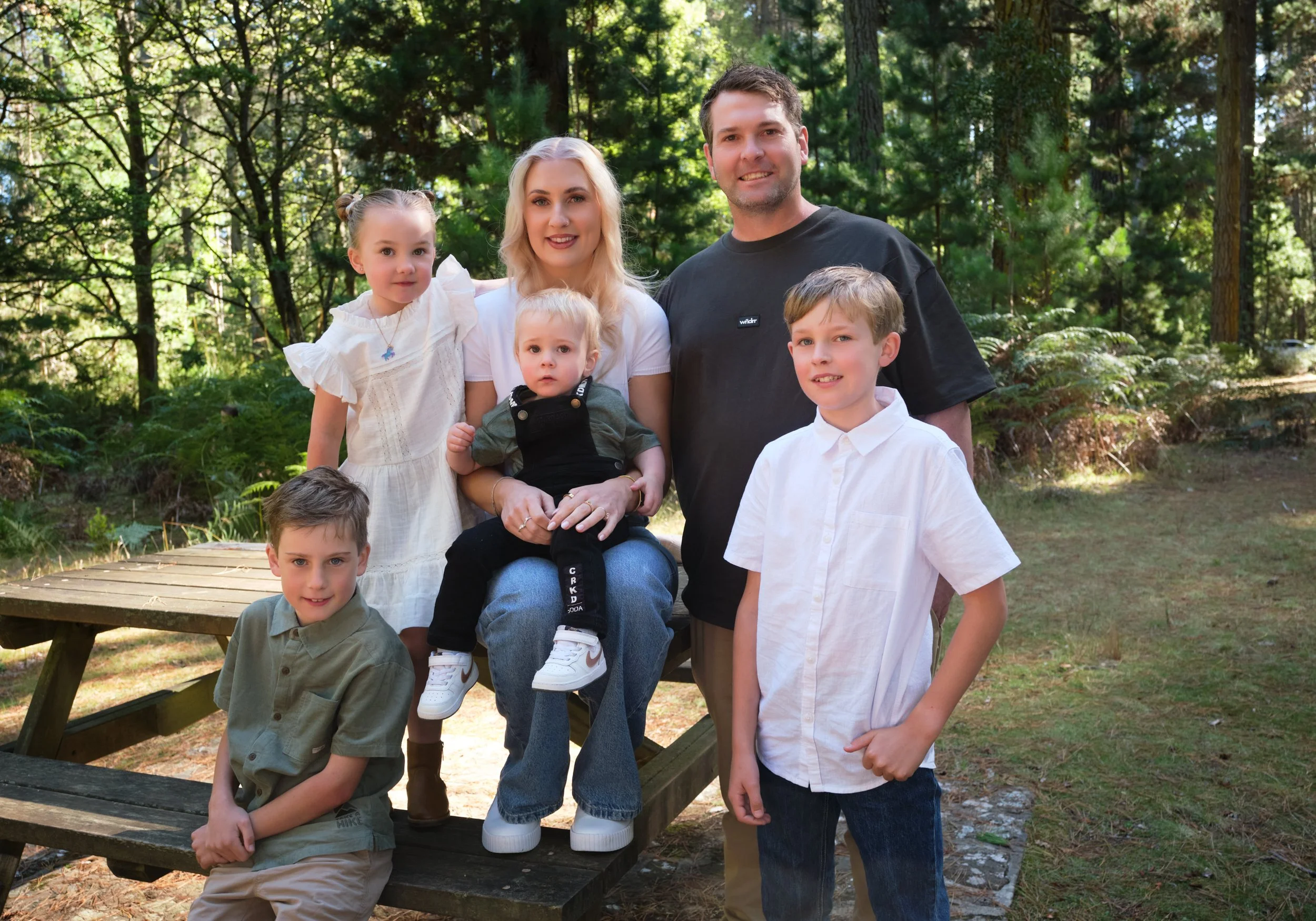 franks-hollybank-launceston-extended-family-portrait-outdoor-forest-session-parents-with-children.jpeg