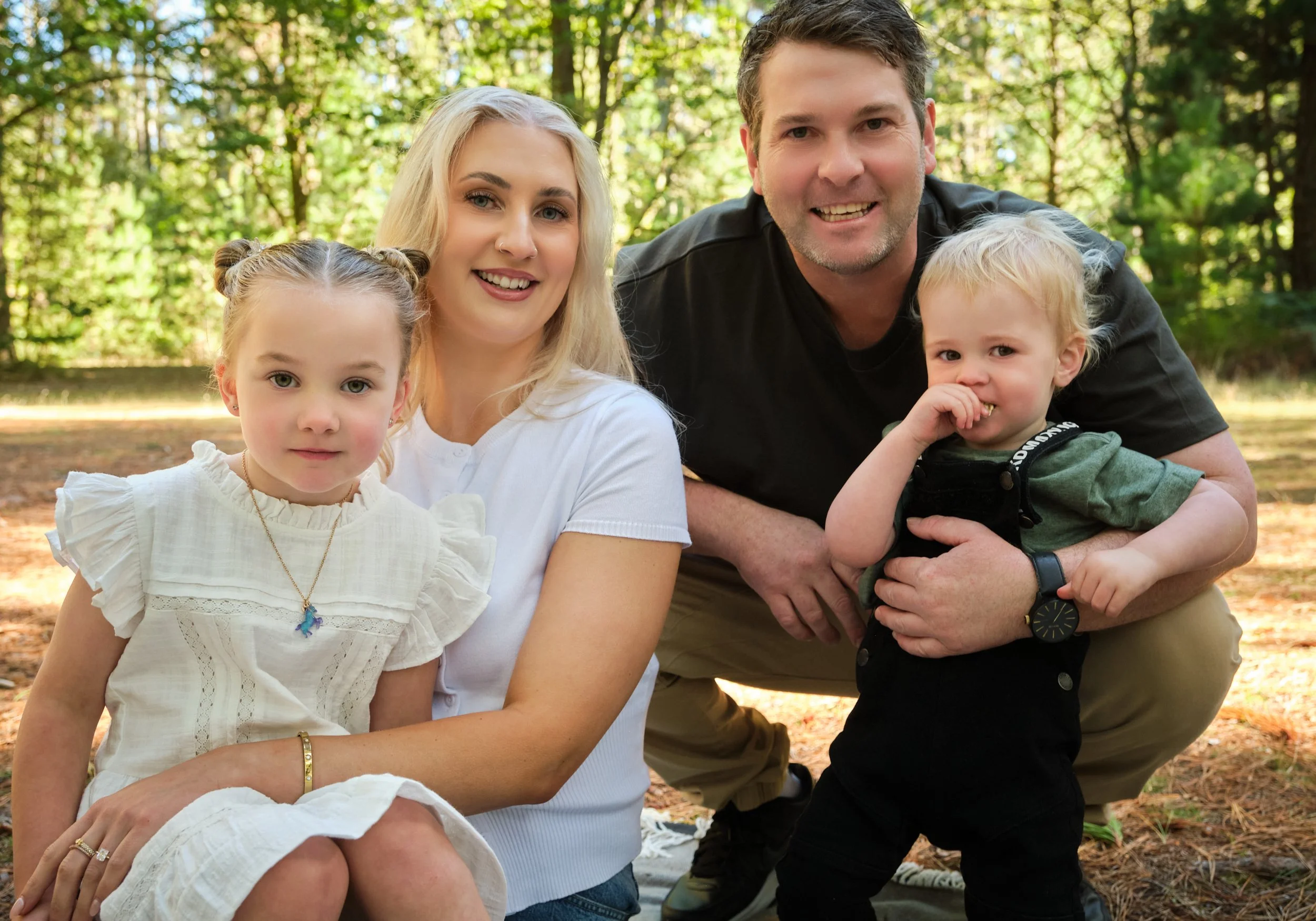franks-hollybank-launceston-extended-family-portrait-photography-outdoor-forest-family-smiling-children.jpeg