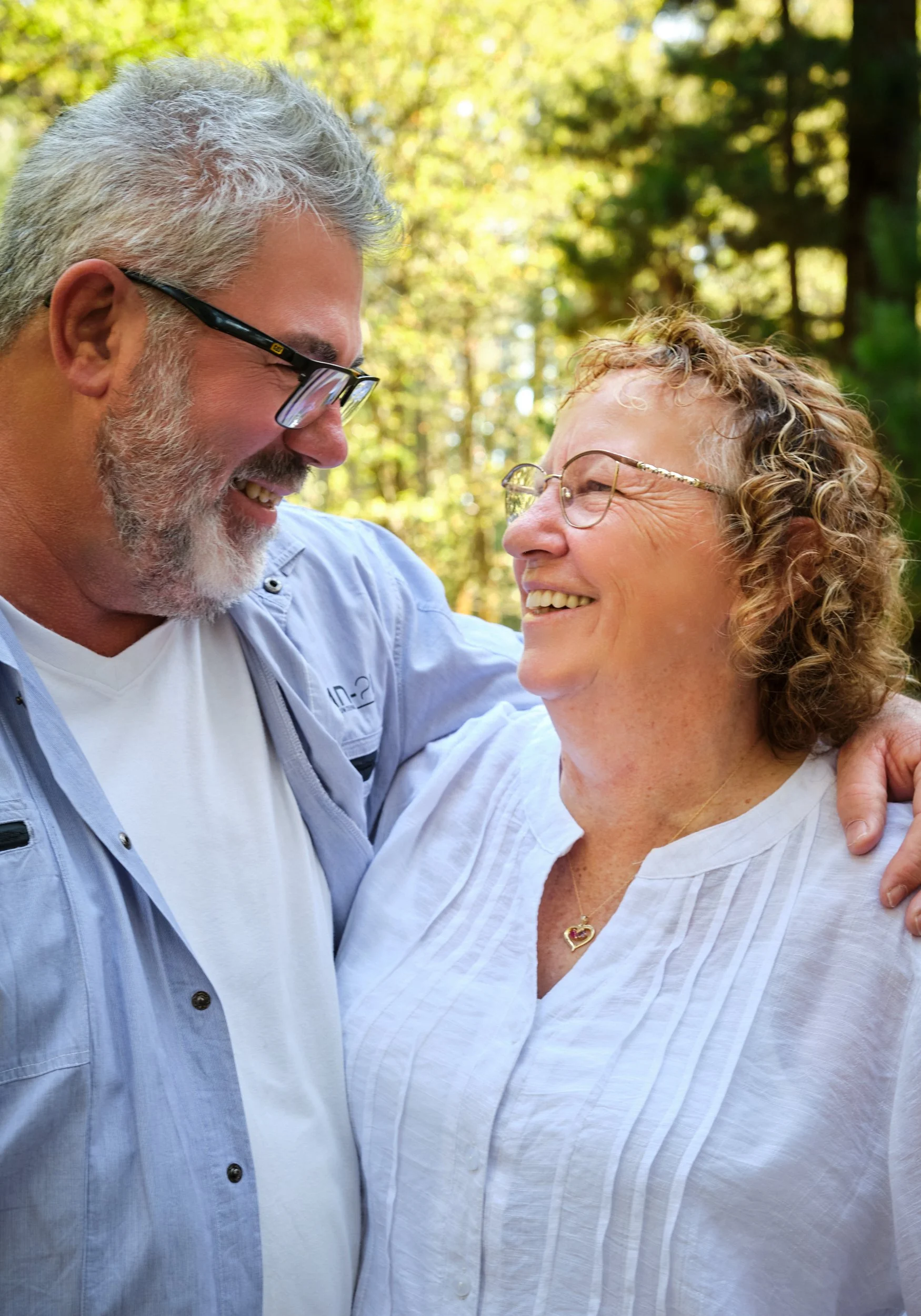 woods-hollybank-launceston-extended-family-photography-couple-smiling-outdoors-forest.jpeg