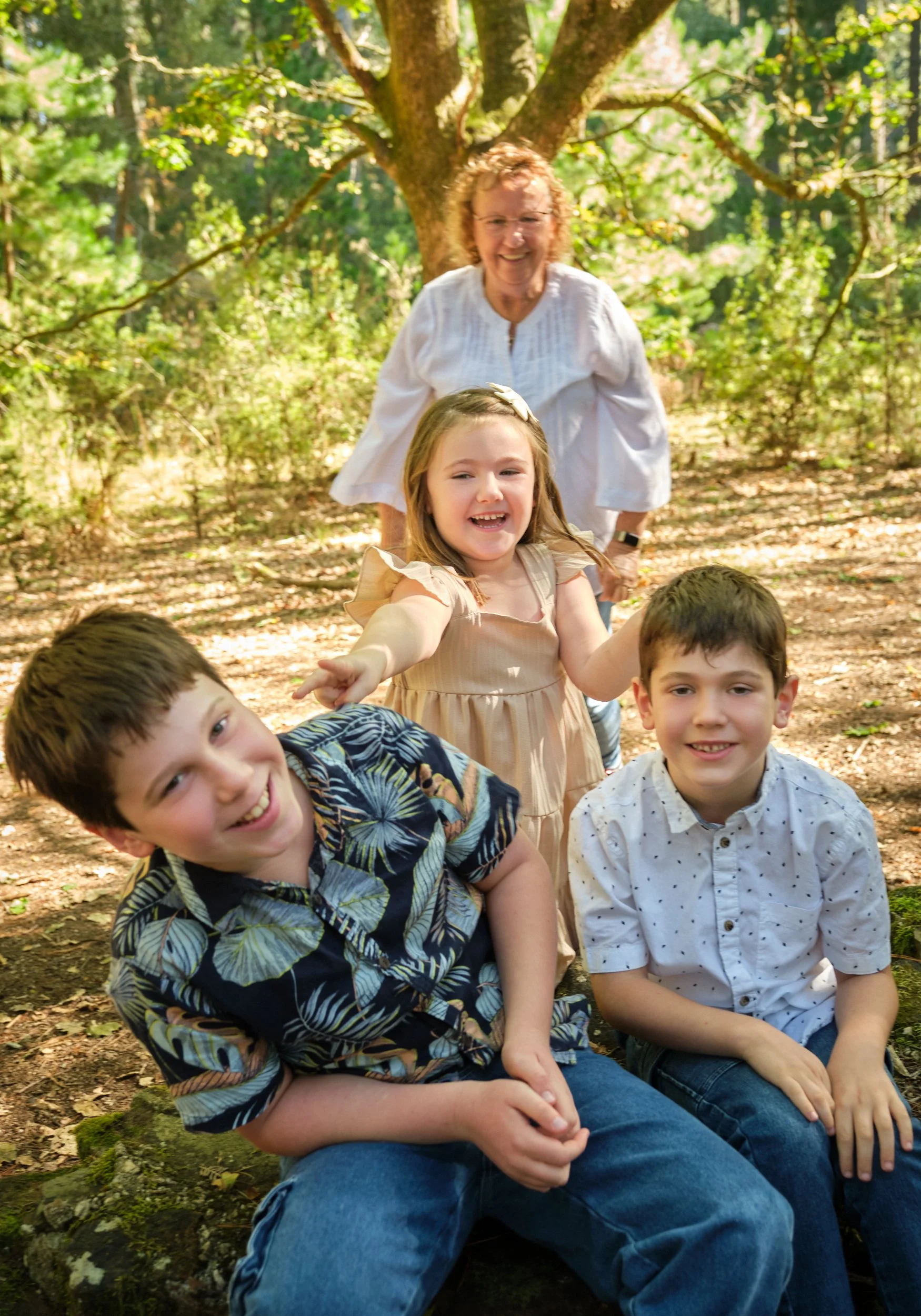 woods-hollybank-launceston-extended-family-photography-grandmother-grandchildren-laughing-in-forest.jpeg