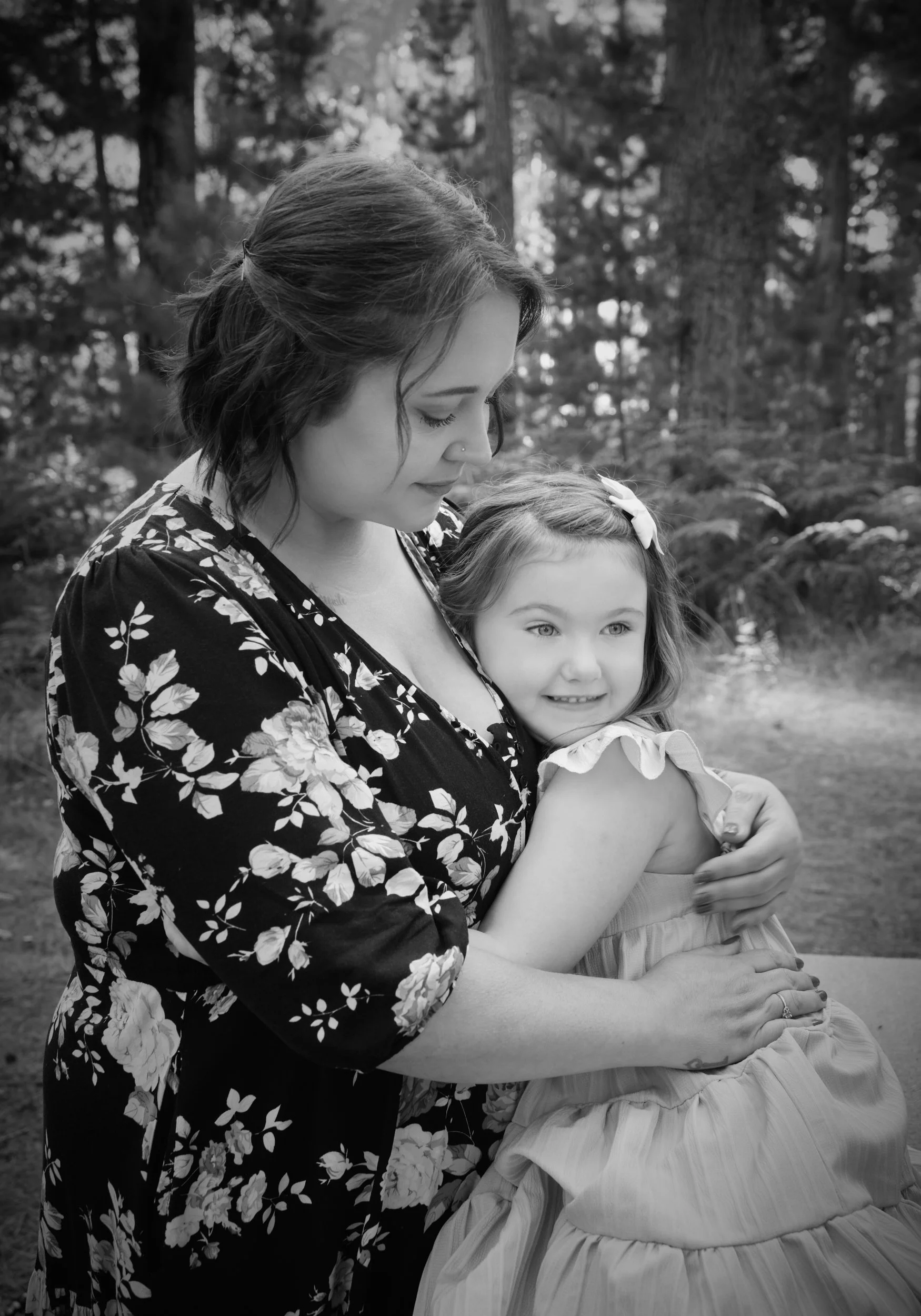 woods-hollybank-launceston-extended-family-photography-mother-hugging-daughter-in-forest.jpeg
