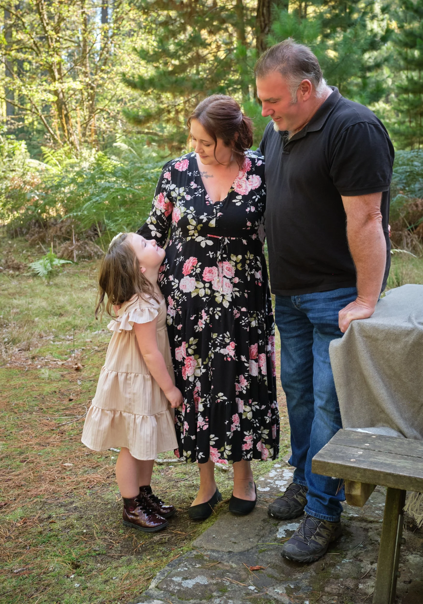 woods-hollybank-launceston-extended-family-photography-parents-with-daughter-in-forest.jpeg