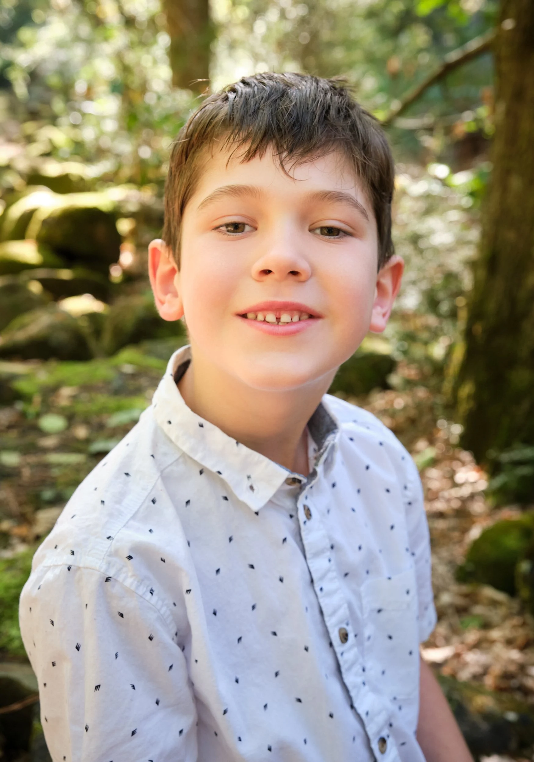 woods-hollybank-launceston-extended-family-photography-smiling-boy-in-forest.jpeg