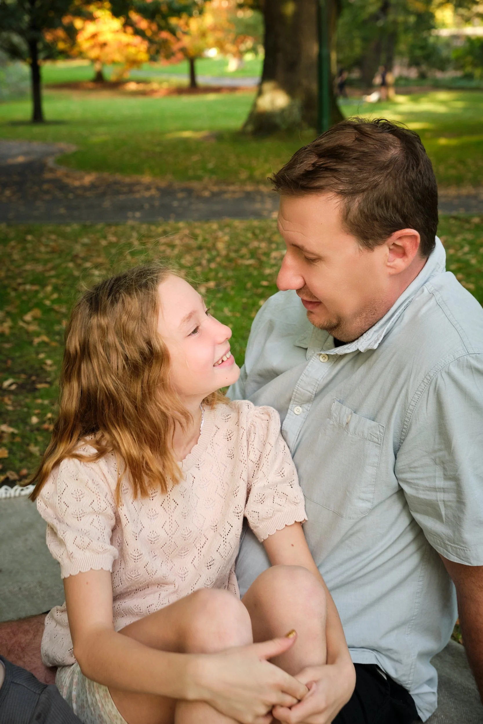 henderson-city-park-launceston-family-portrait-father-daughter-smiling-together-outdoors.jpeg