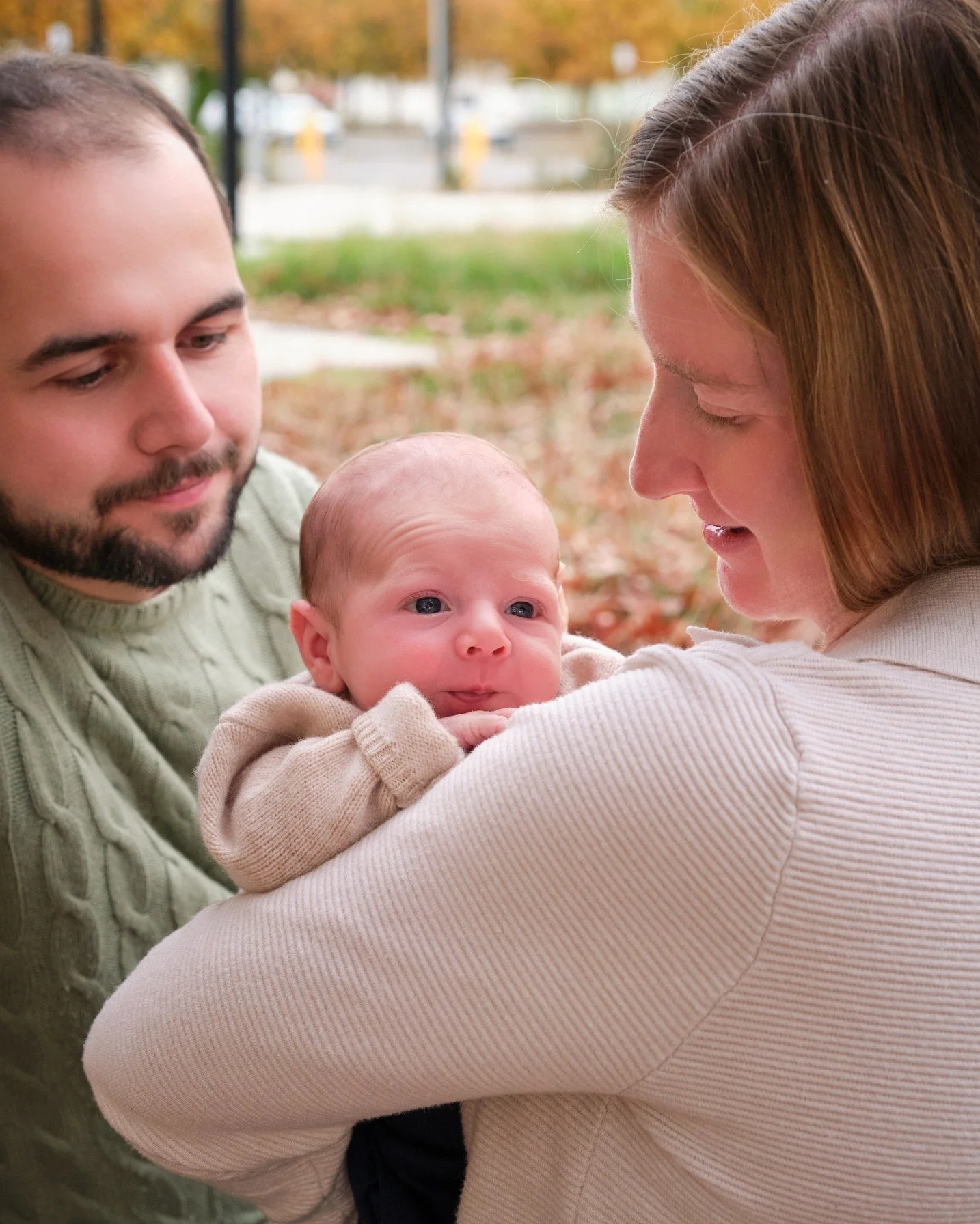Newborn sessions don&rsquo;t hinge on whether your baby sleeps.
I know a lot of new parents worry about that, especially if they&rsquo;ve had a rough night or their baby is unsettled. But my newborn sessions are very baby-led and much more focused on