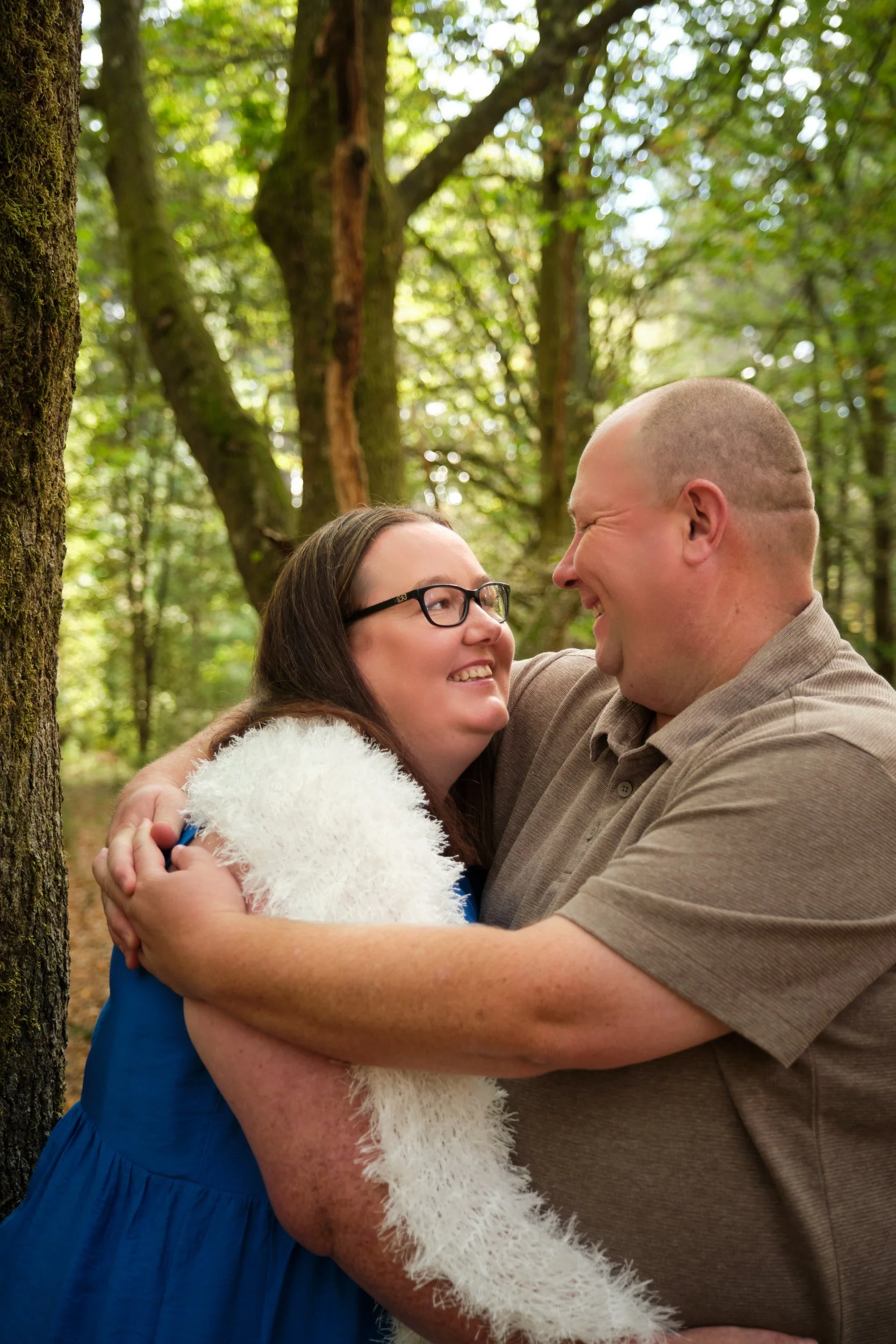 north-hollybank-launceston-family-photography-couple-embracing-in-forest.jpeg
