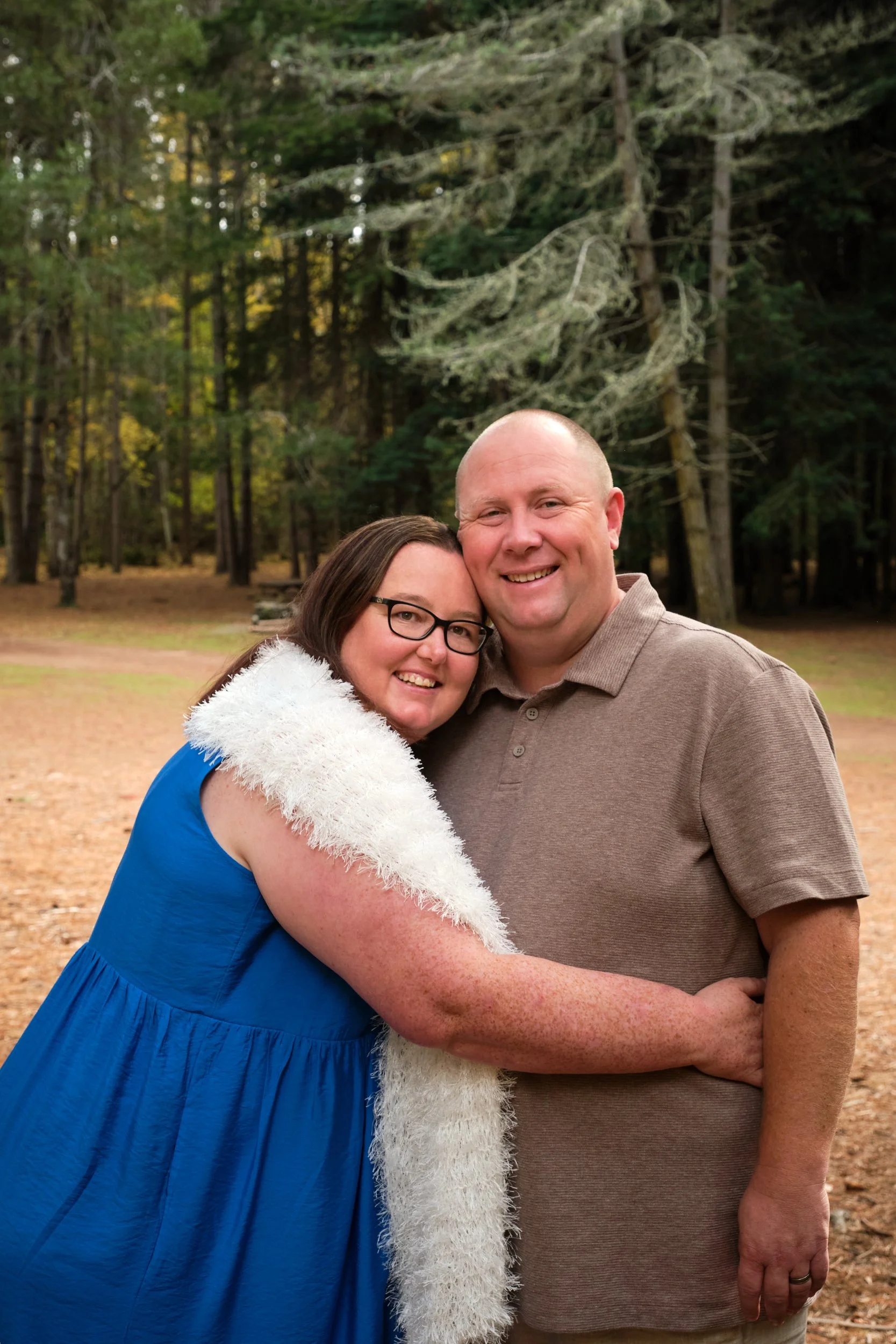north-hollybank-launceston-family-photography-couple-hugging-in-forest-clearing.jpeg