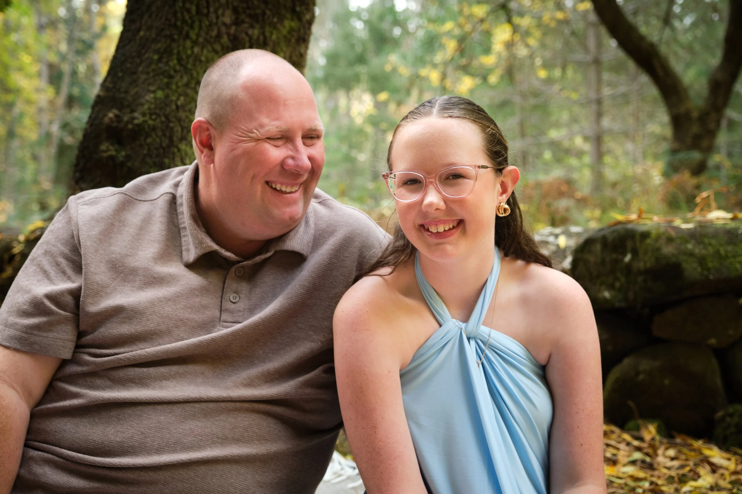 north-hollybank-launceston-family-photography-dad-and-daughter-smiling-outdoor-forest.jpeg