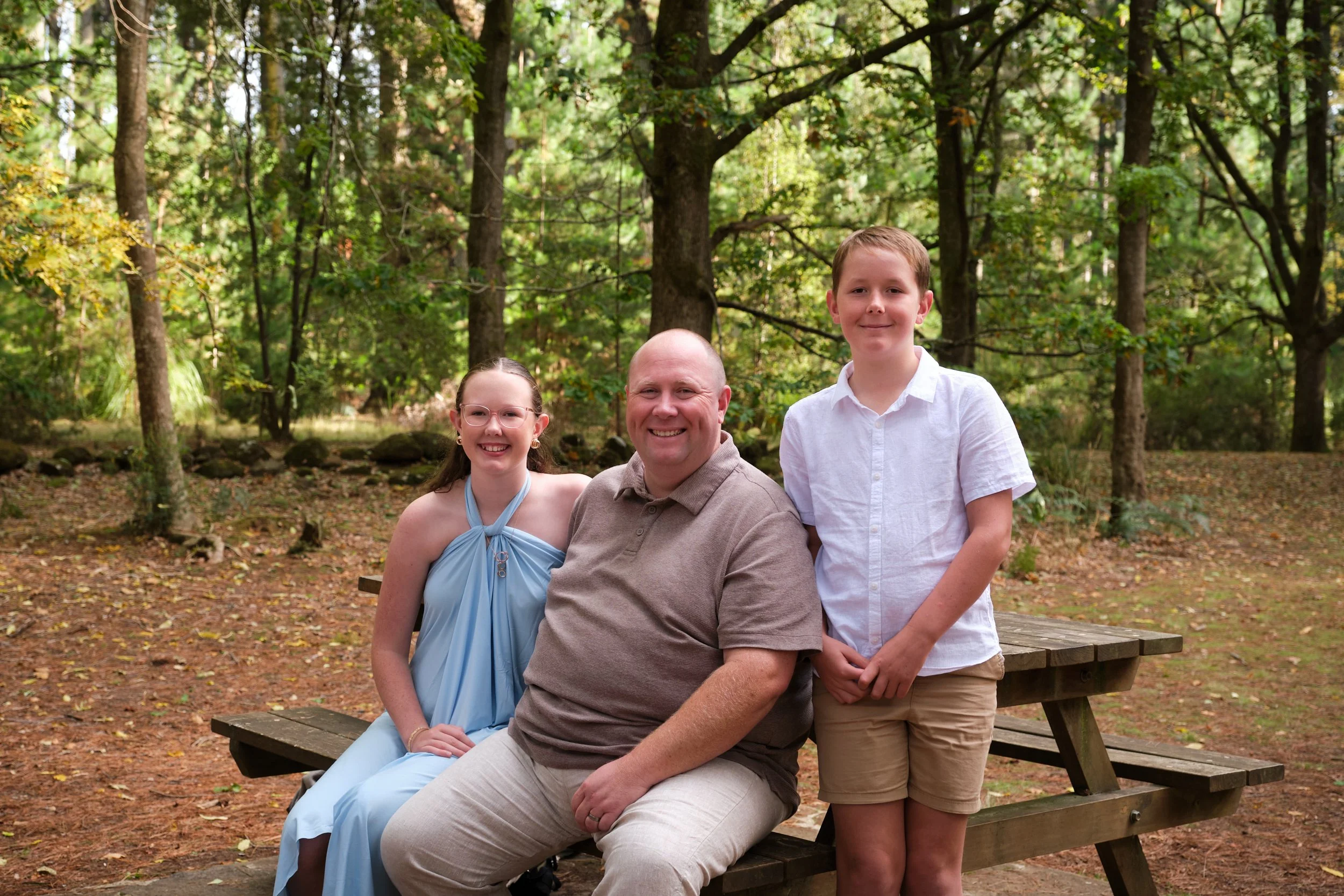 north-hollybank-launceston-family-photography-dad-with-two-children-on-park-bench.jpeg