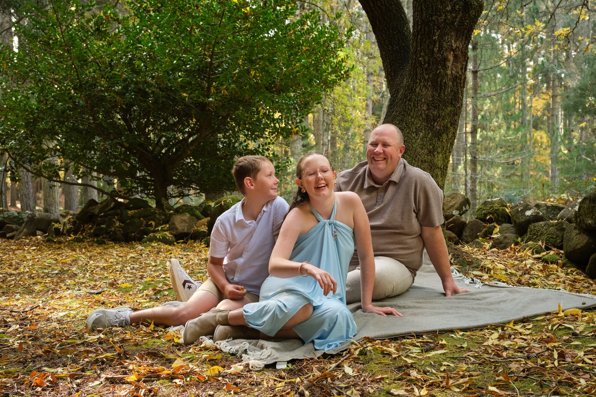 north-hollybank-launceston-family-photography-father-children-laughing-forest-picnic-blanket.jpeg