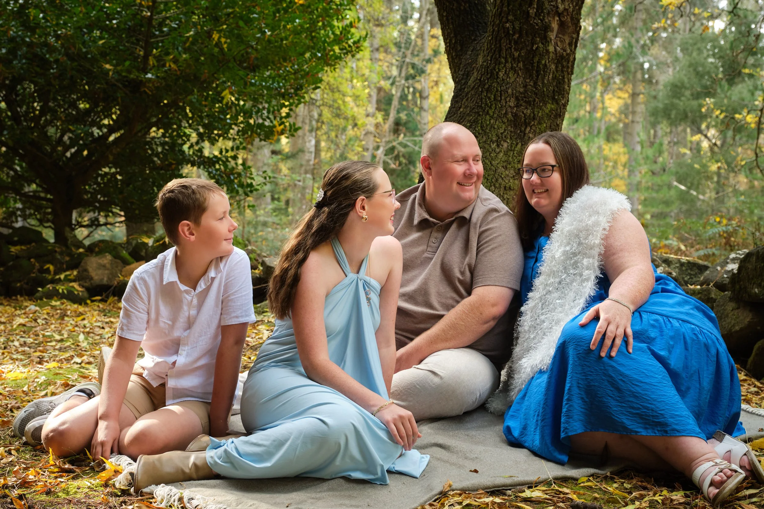 north-hollybank-launceston-family-photography-outdoor-forest-picnic-relaxed-family-portrait.jpeg