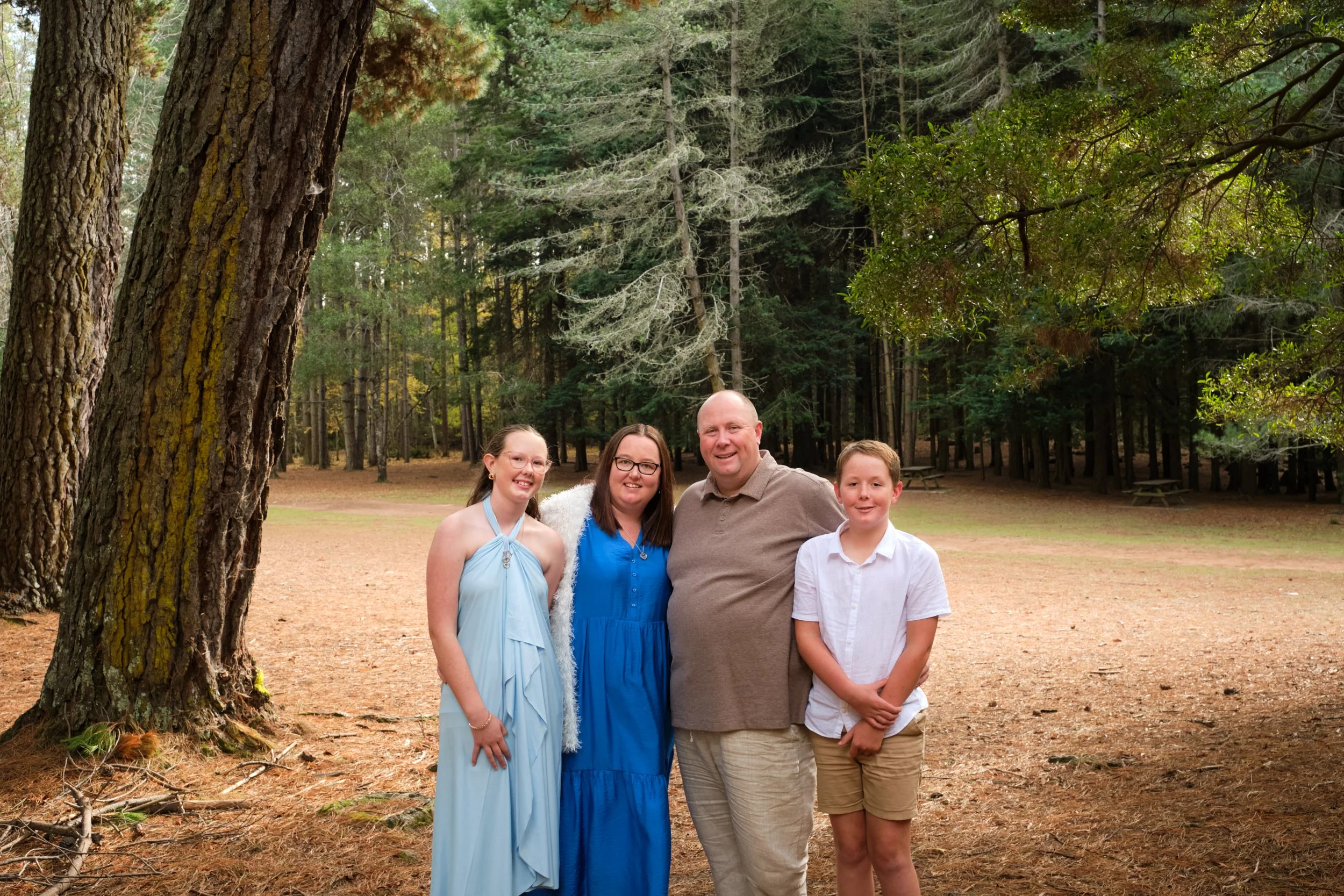 north-hollybank-launceston-family-photography-outdoor-forest-portrait-smiling-family.jpeg