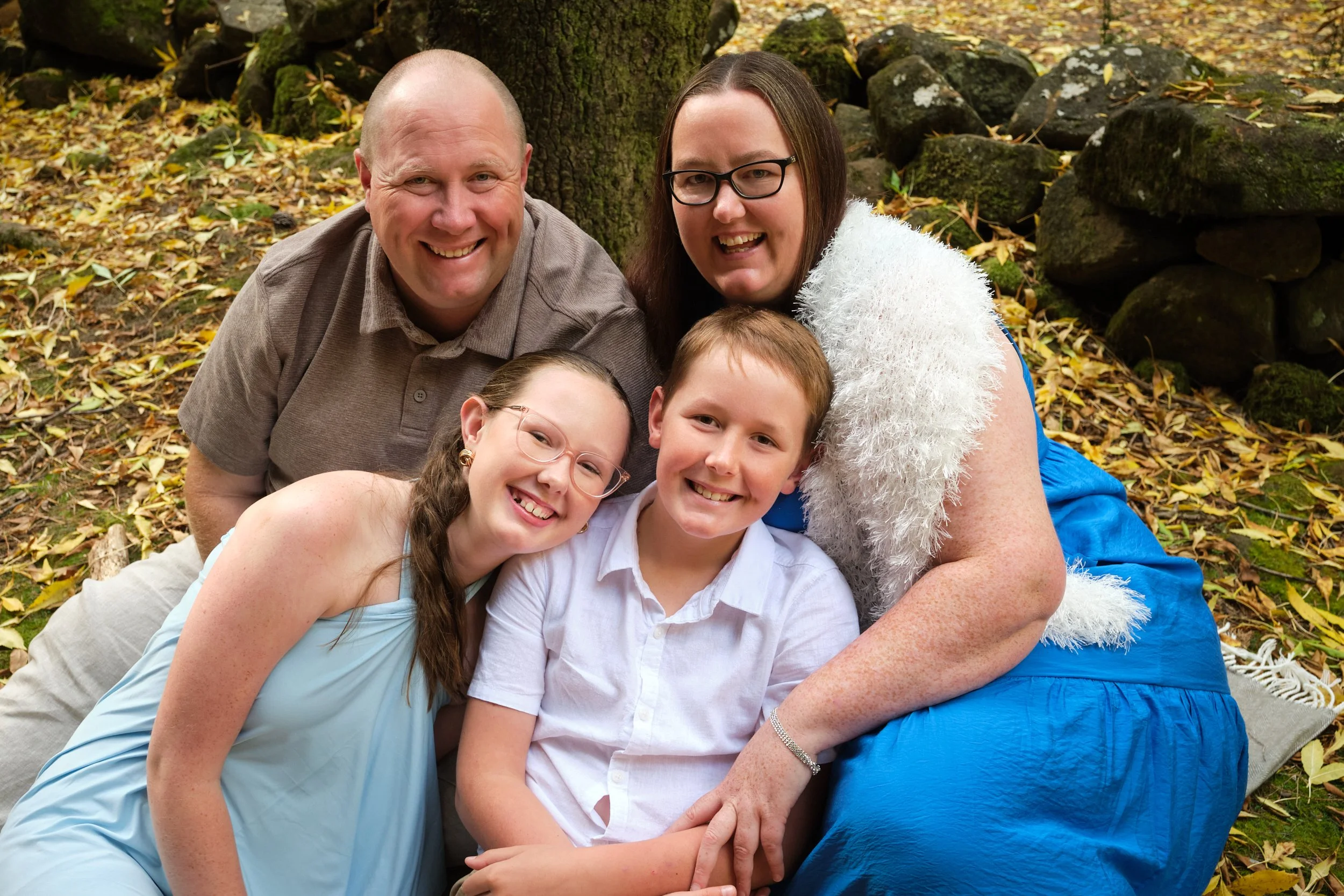 north-hollybank-launceston-family-photography-smiling-family-portrait-under-tree.jpeg