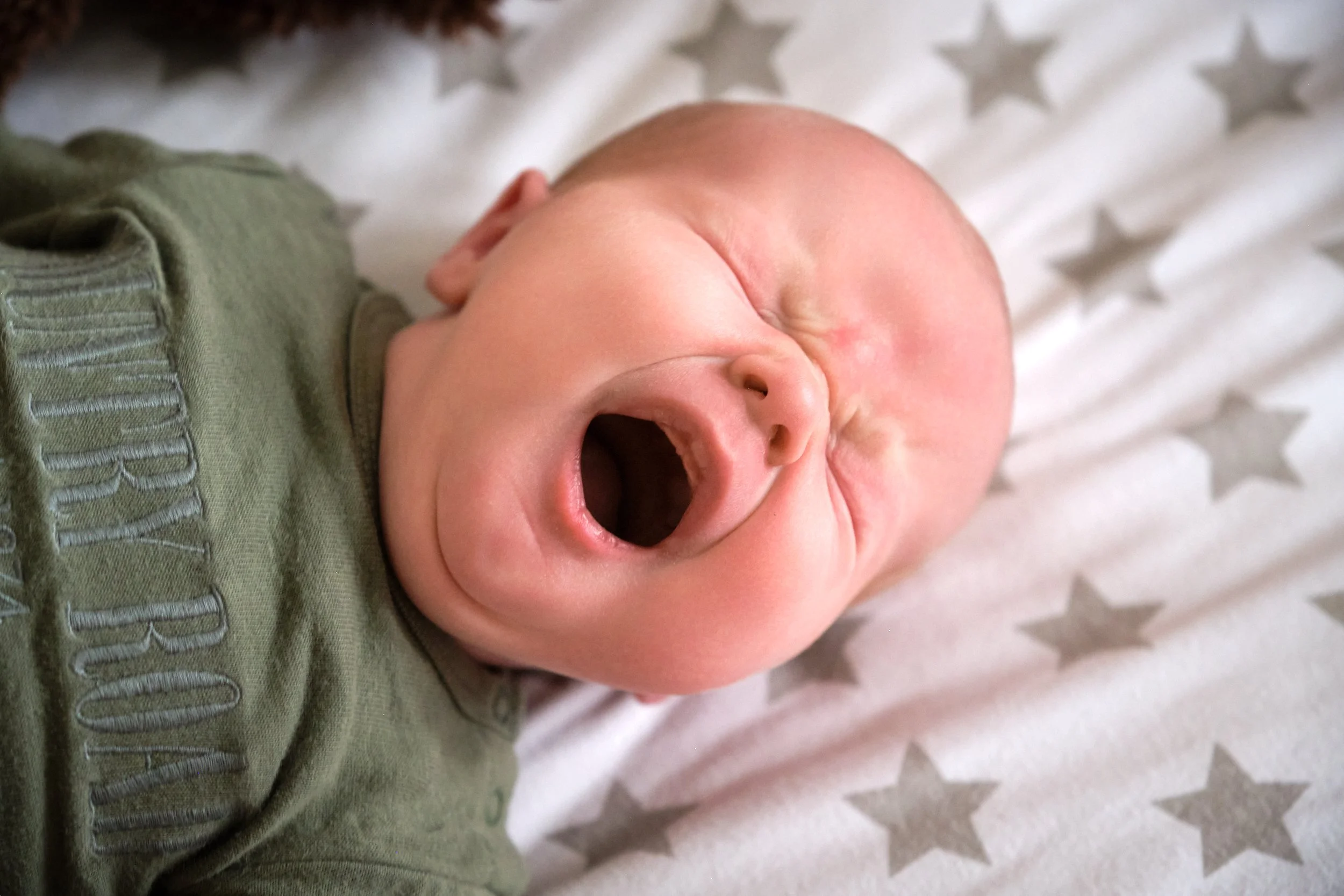lawrence-launceston-newborn-family-photography-baby-yawning-on-star-patterned-blanket.jpeg