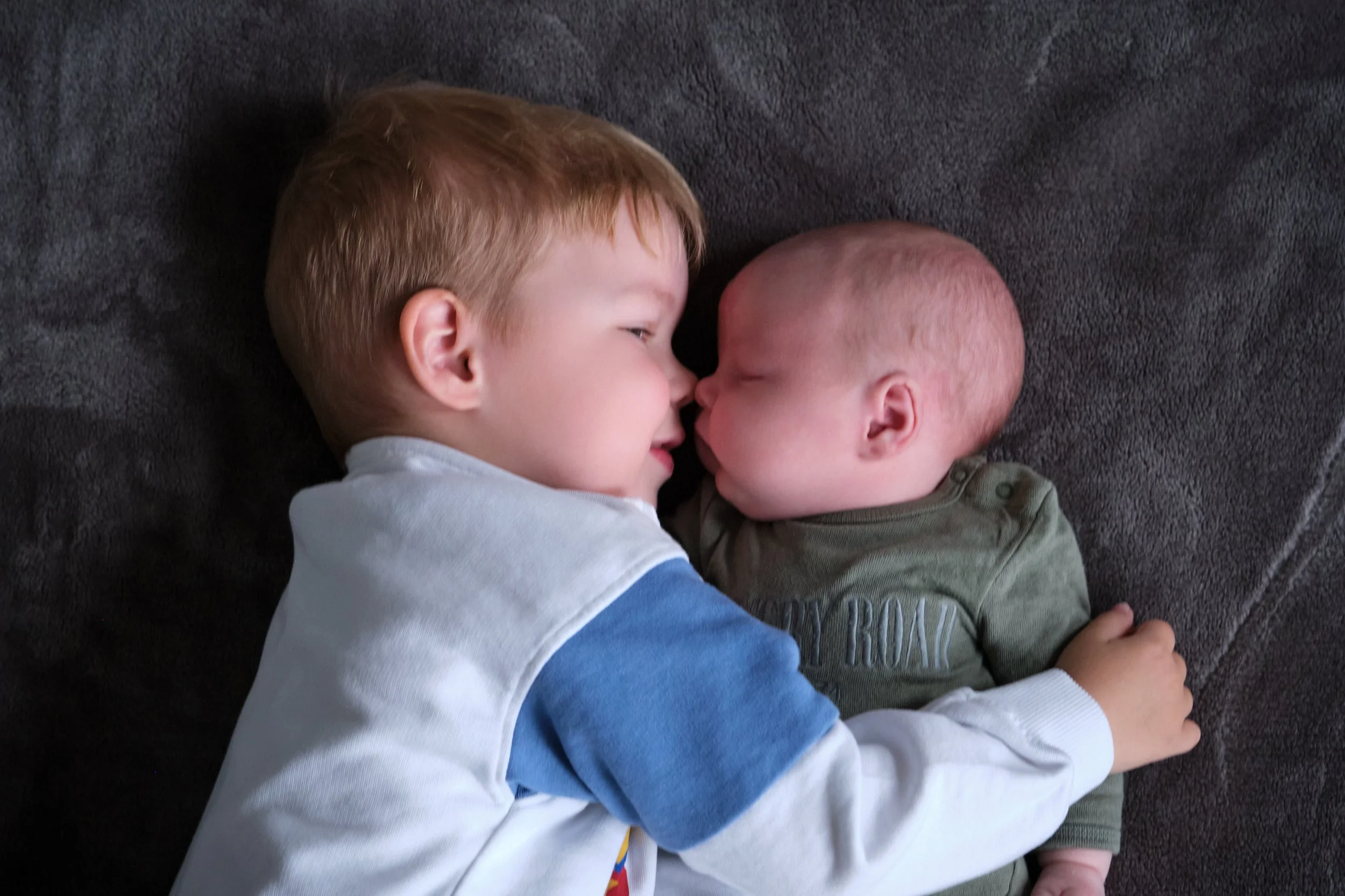 lawrence-launceston-newborn-family-photography-brothers-cuddling-on-bed-2.jpeg