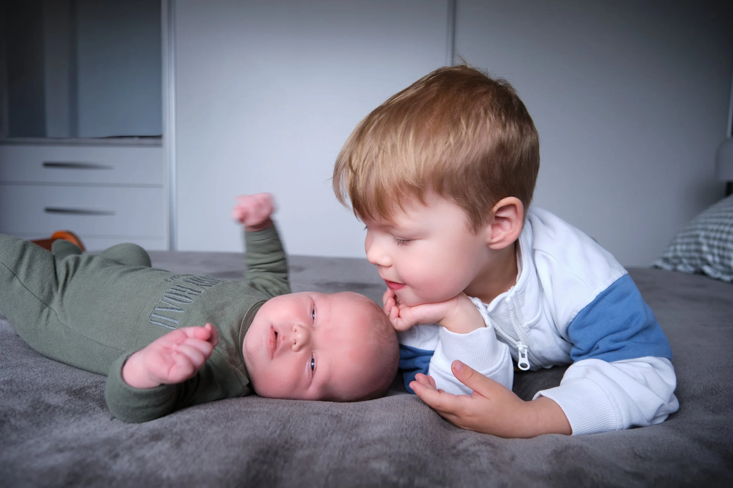 lawrence-launceston-newborn-family-photography-brothers-cuddling-on-bed.jpeg
