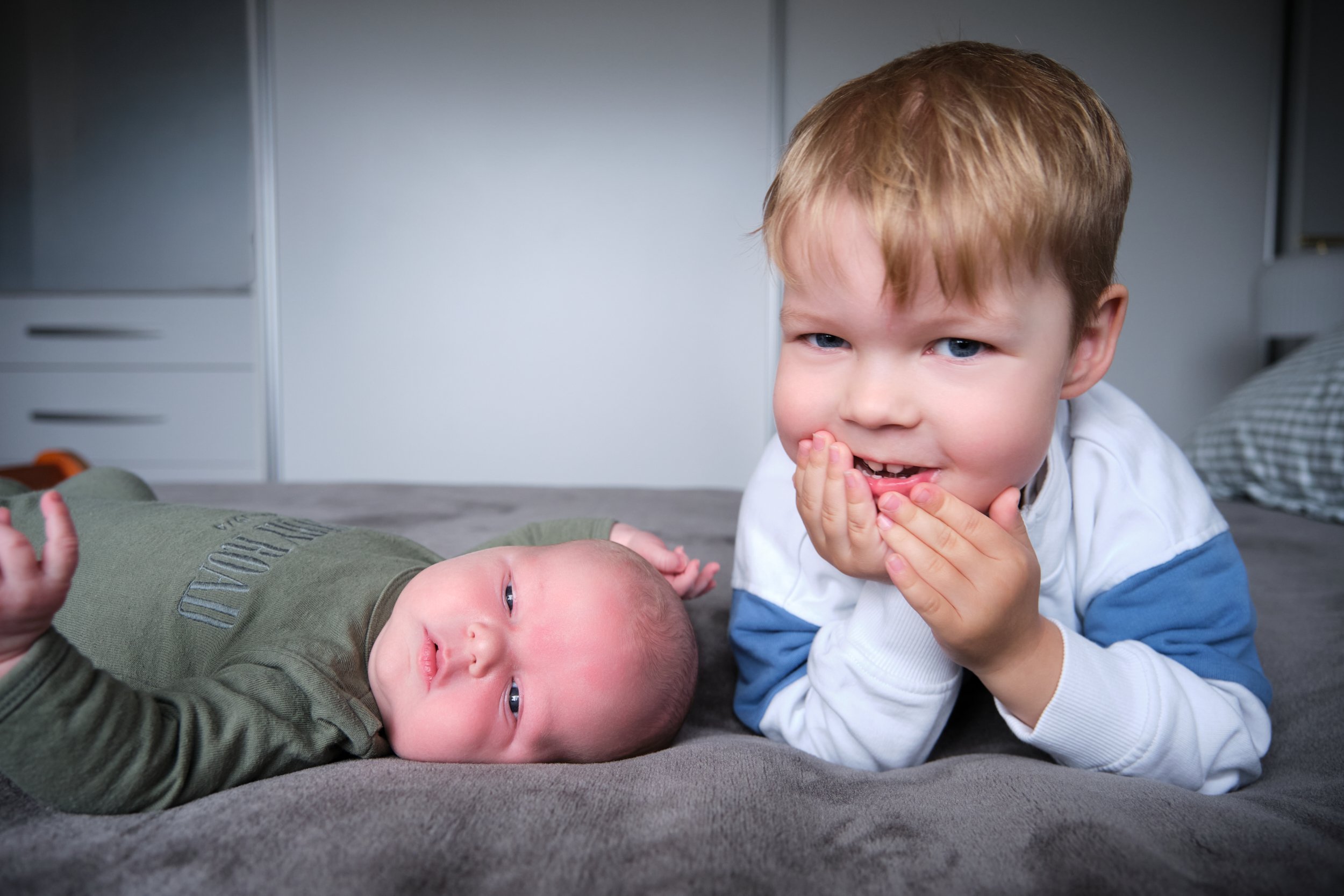 lawrence-launceston-newborn-family-photography-brothers-on-bed-smiling-and-relaxed.jpeg