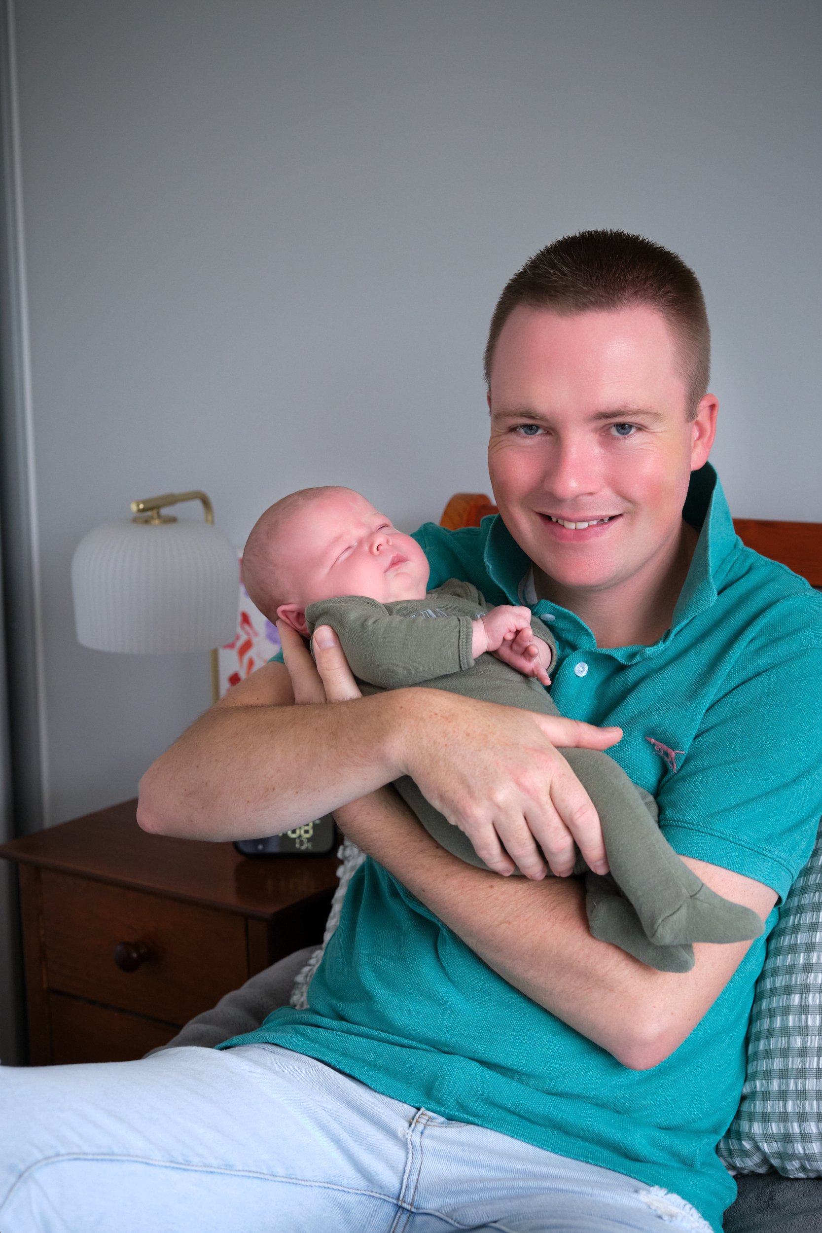 lawrence-launceston-newborn-family-photography-dad-holding-sleeping-baby.jpeg