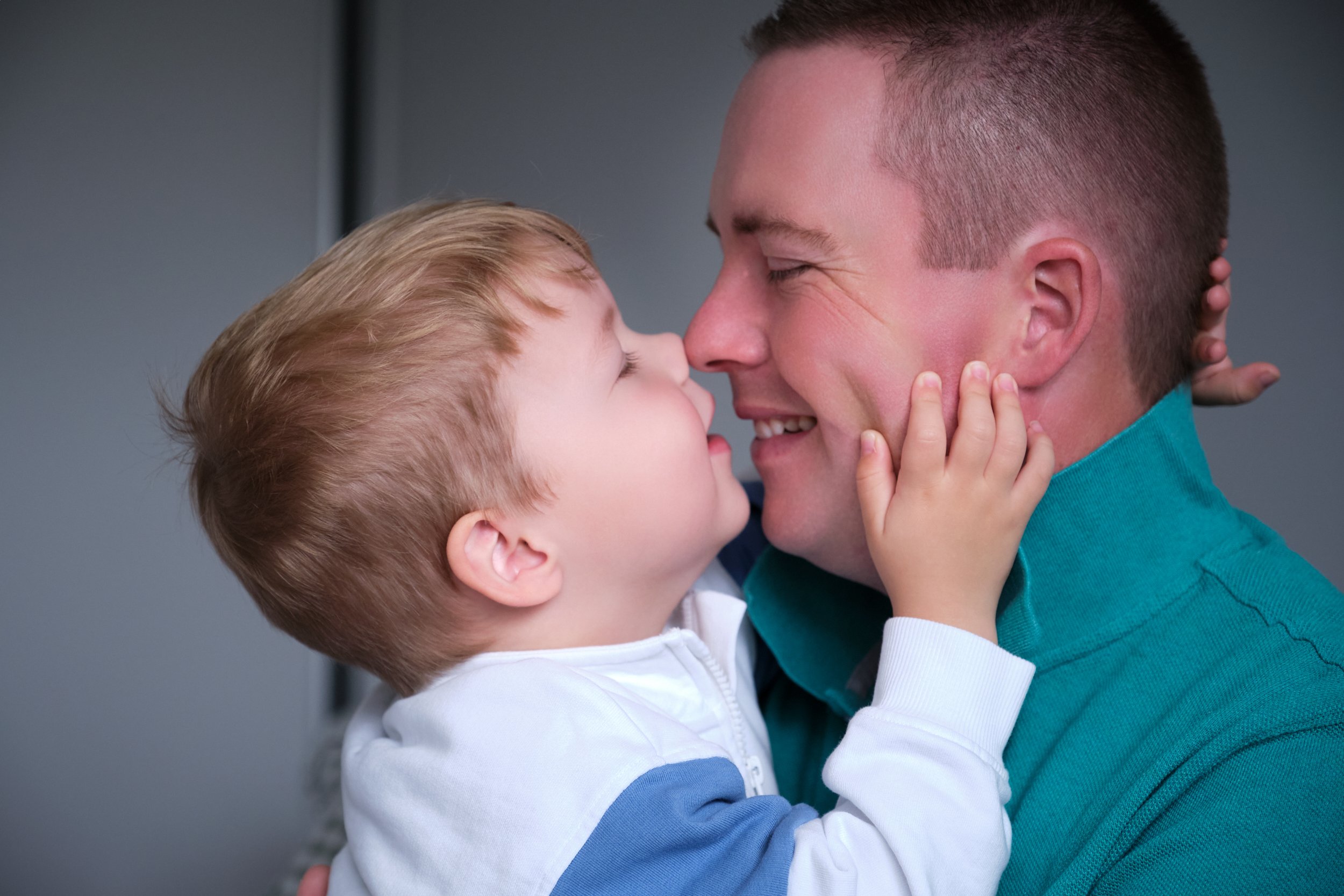 lawrence-launceston-newborn-family-photography-father-and-toddler-sharing-affection.jpeg