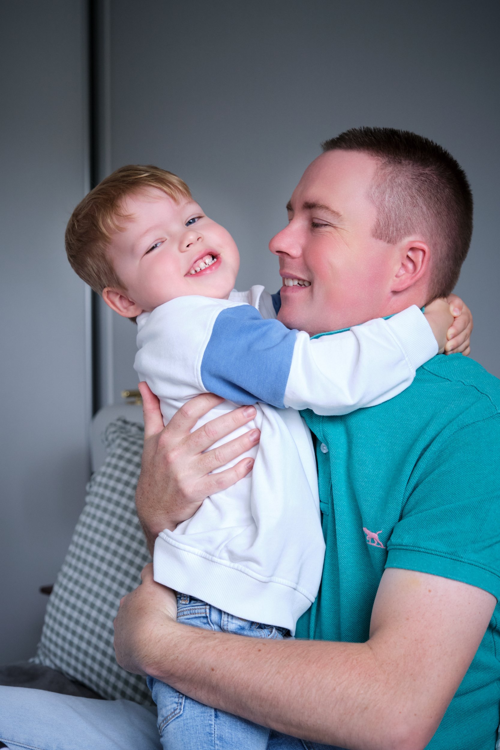 lawrence-launceston-newborn-family-photography-father-hugging-smiling-toddler.jpeg