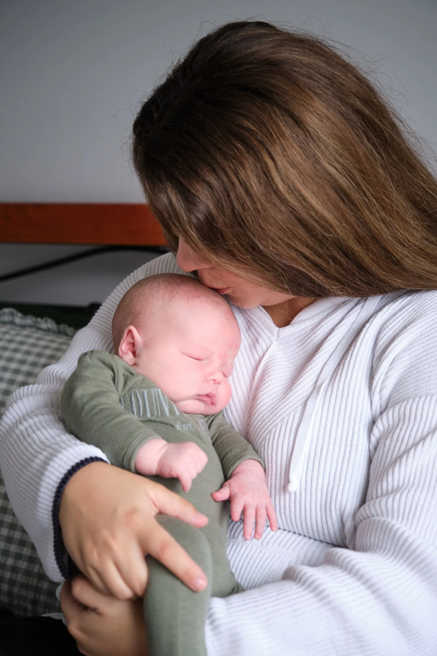 lawrence-launceston-newborn-family-photography-mother-cradling-sleeping-baby-2.jpeg