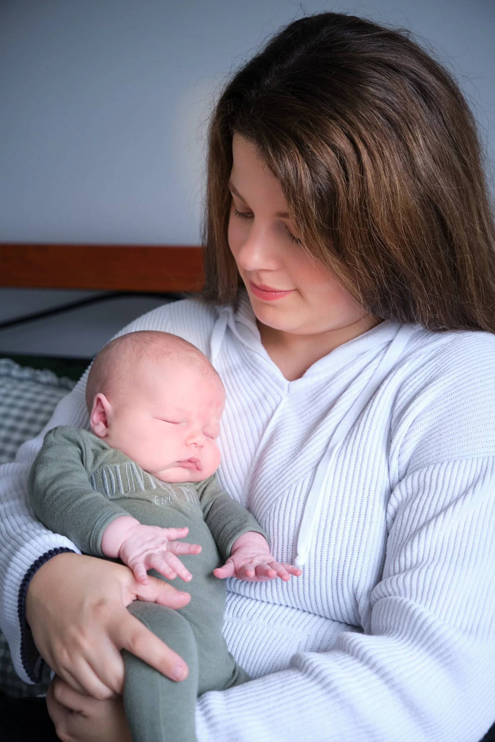 lawrence-launceston-newborn-family-photography-mother-cradling-sleeping-baby.jpeg