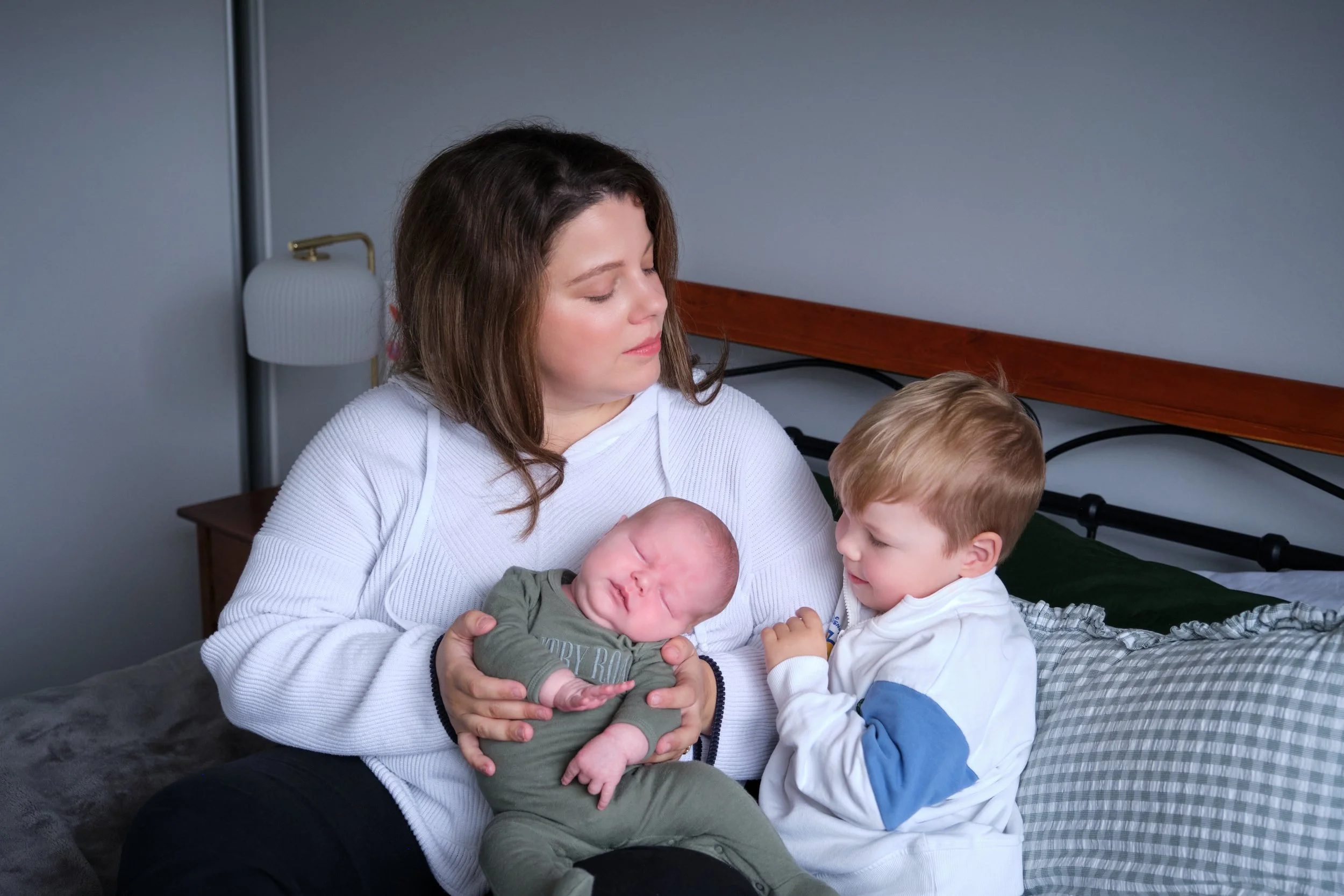 lawrence-launceston-newborn-family-photography-mum-holding-baby-with-toddler-on-bed.jpeg