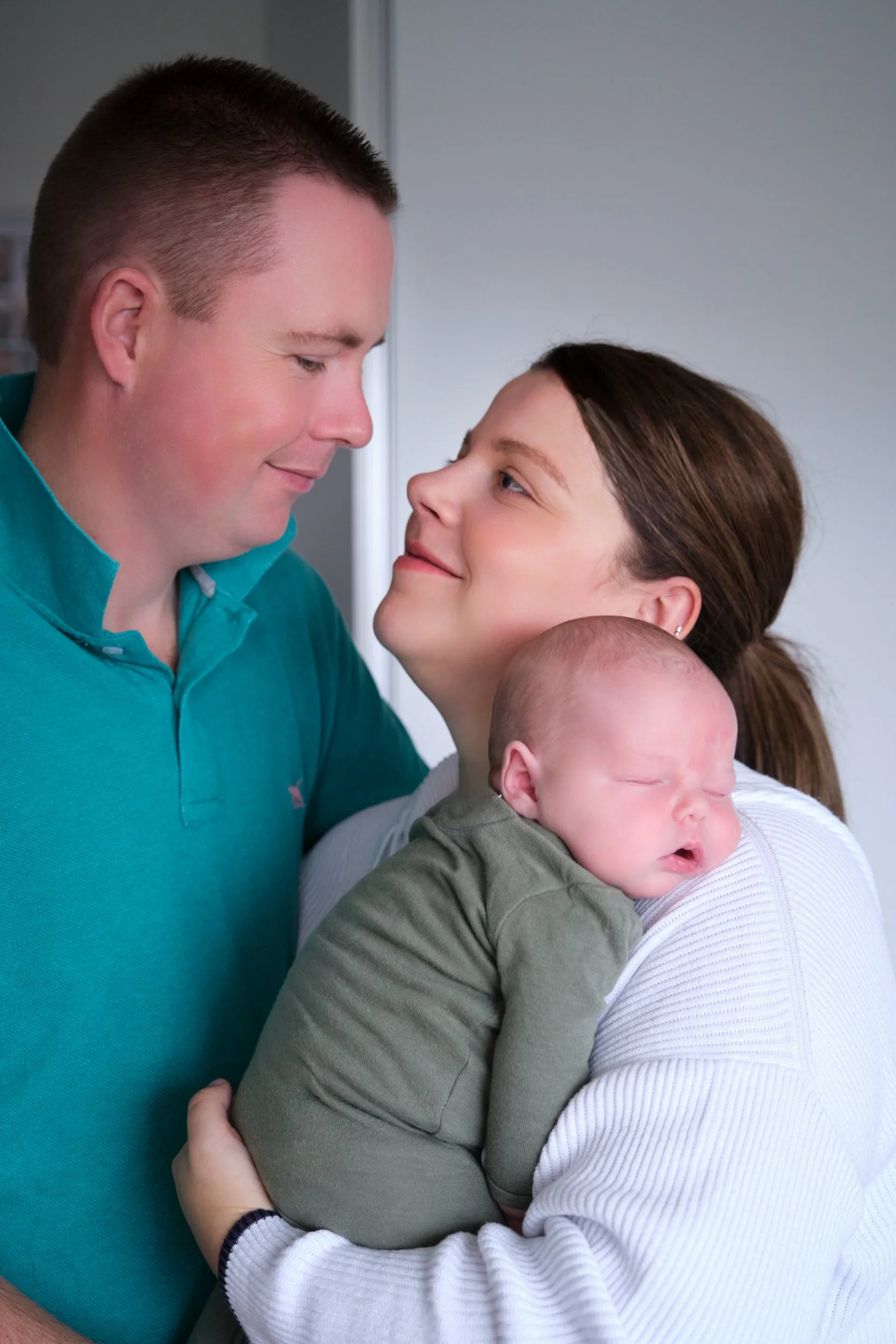 lawrence-launceston-newborn-family-photography-parents-cuddling-sleeping-baby.jpeg