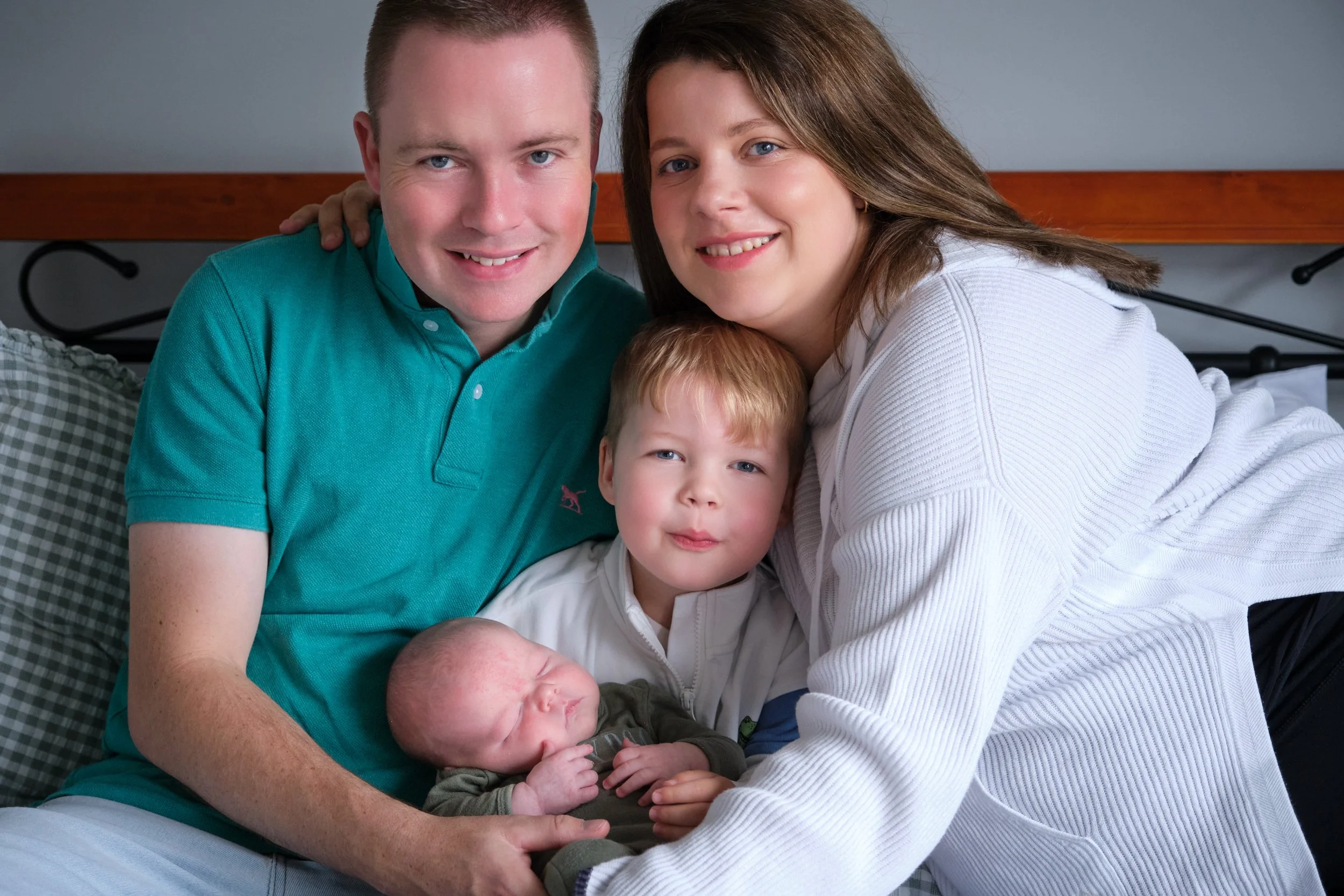 lawrence-launceston-newborn-family-photography-parents-cuddling-toddler-and-sleeping-baby-2.jpeg