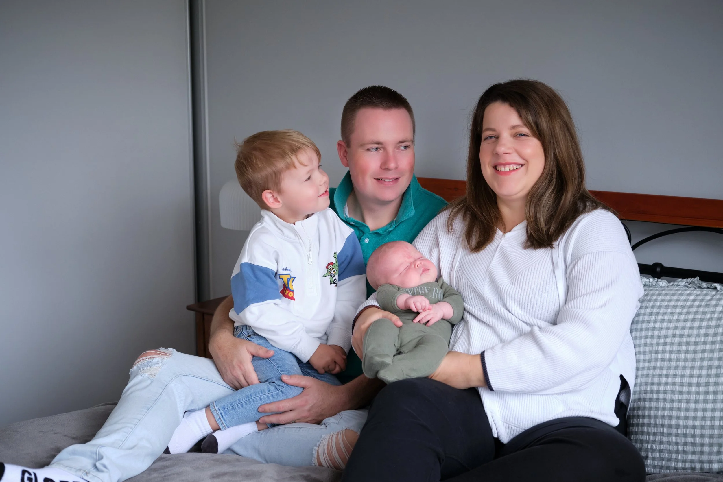 lawrence-launceston-newborn-family-photography-parents-with-toddler-and-newborn-on-bed.jpeg