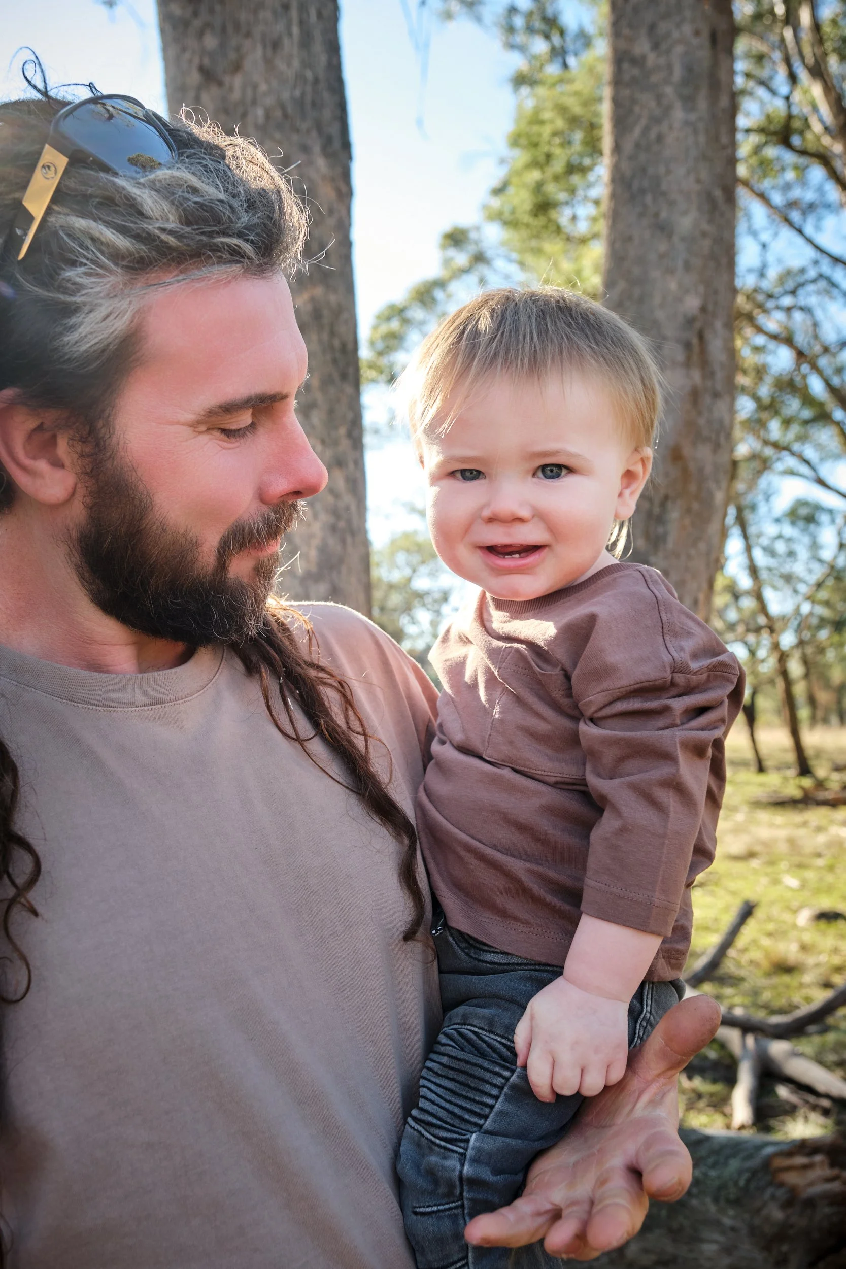 bennett-trevallyn-reserve-family-photography-dad-holding-smiling-toddler-outdoors.jpeg