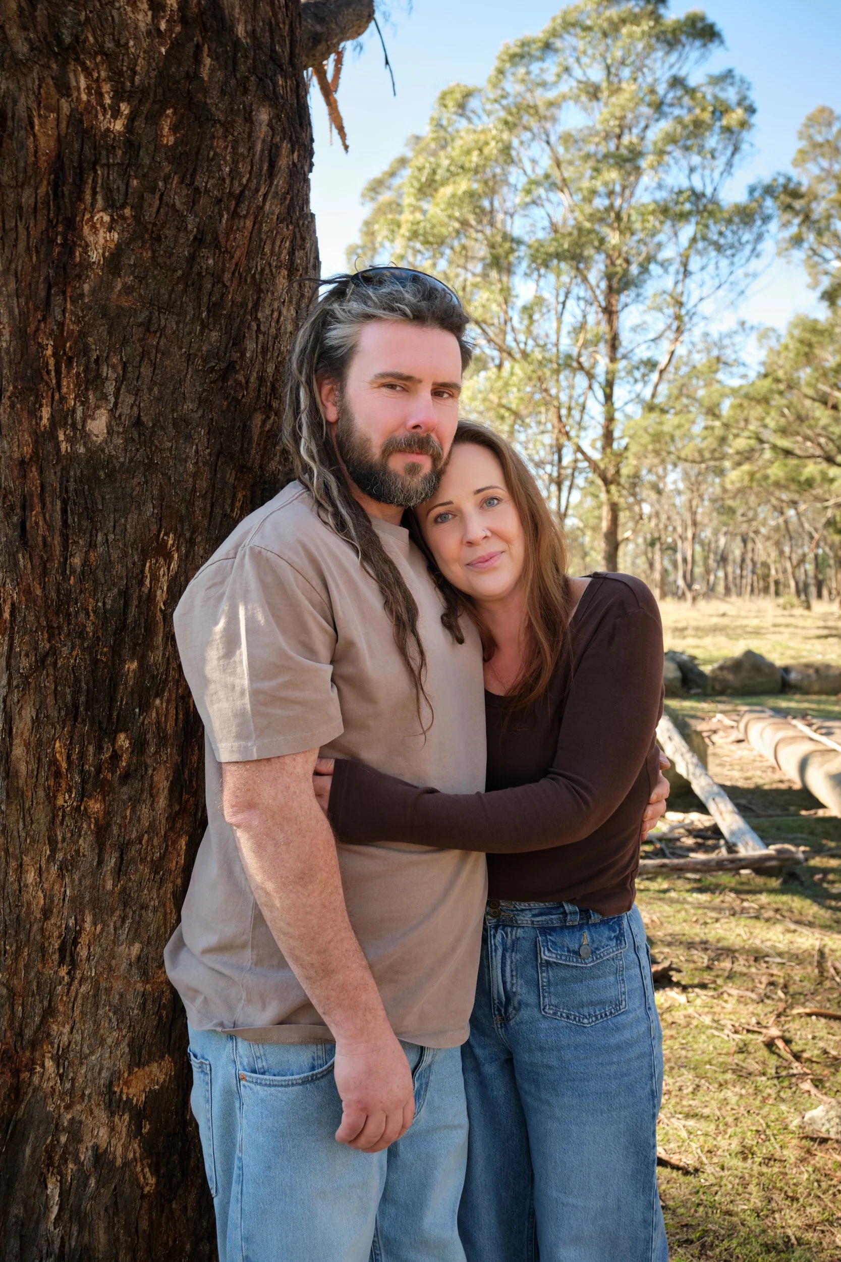 bennett-trevallyn-reserve-family-photography-couple-hugging-under-tree-in-bushland.jpeg
