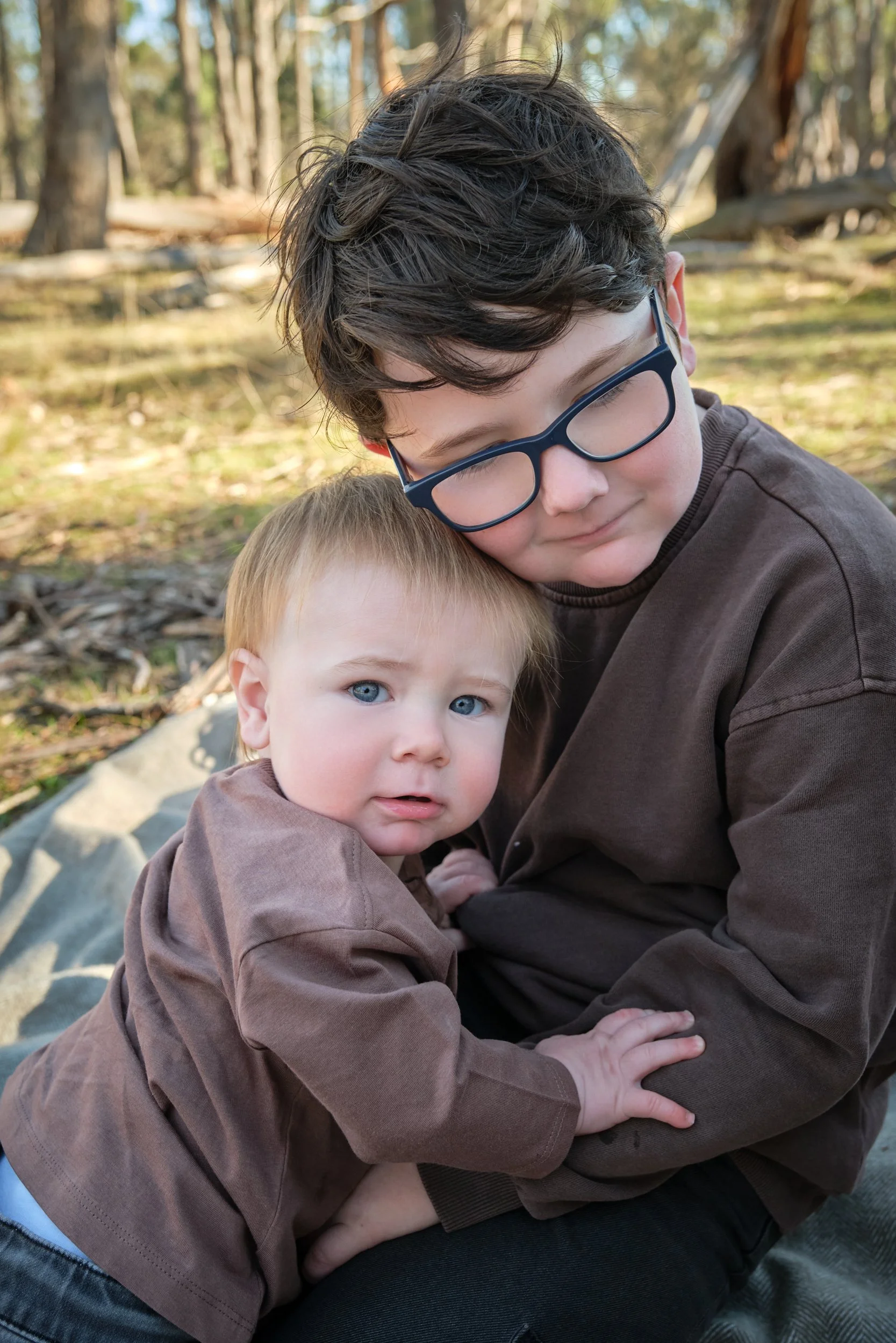 bennett-trevallyn-reserve-launceston-family-photography-brothers-cuddling-outdoors.jpeg