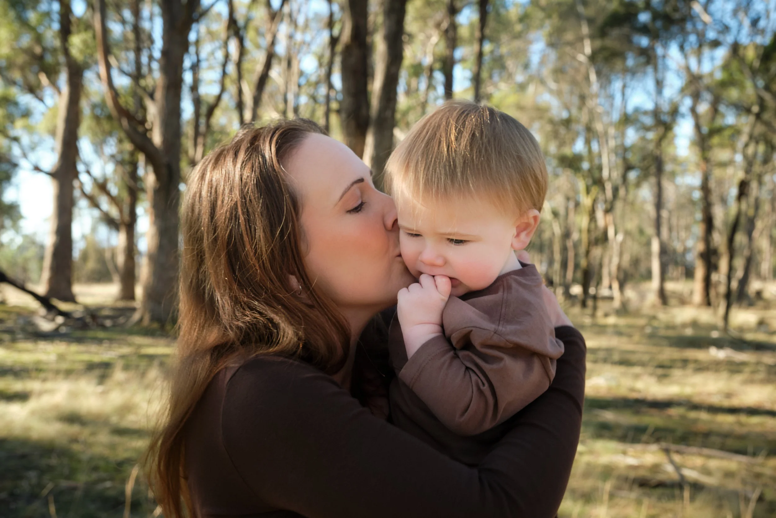 bennett-trevallyn-reserve-launceston-family-photography-mother-kissing-toddler-in-forest.jpeg
