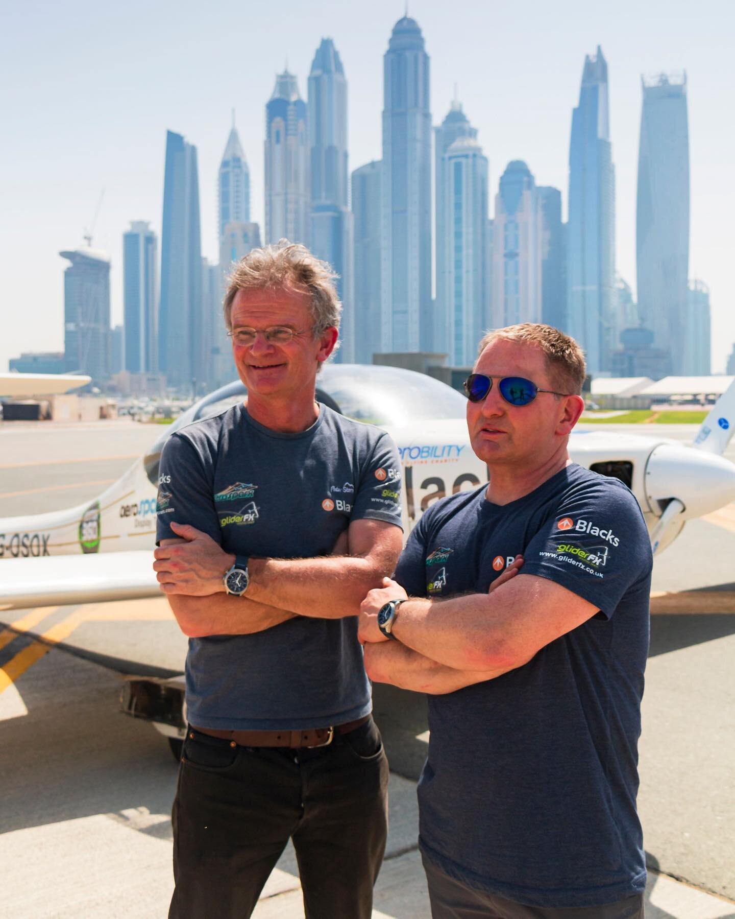 Some locations are just special ! 🙌🙌😁🔥

#lovedubai @flyaerosparx #friends #sunset #day #formation  #aerobatic #pyrotechnics #festival #flyaerosparx @blacks_online @transairflightequipment  @avionicwatches @aprilbanbury @bigatmosunglasses @aerobil