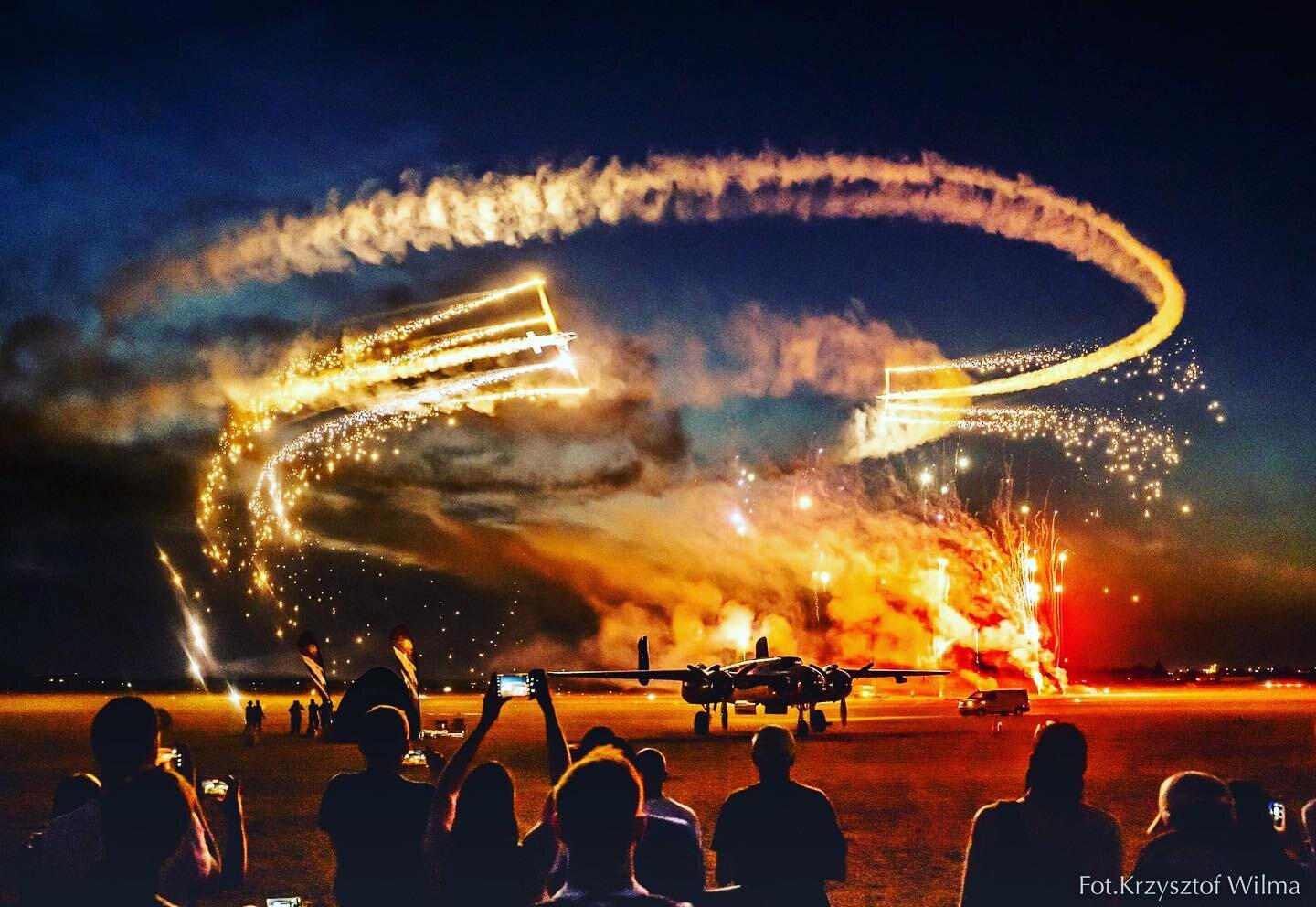 What an incredible picture @wilmakrzysztof 🤙😍🔥we love it!!! @poland  @lotnisko_leszno 🇵🇱🔥🔥🔥 aeroSPARX are the only display team IN THE WORLD to offer displays of formation aerobatics, pyrotechnics, LED and drones - ALL AT NIGHT!  @flyaerospar