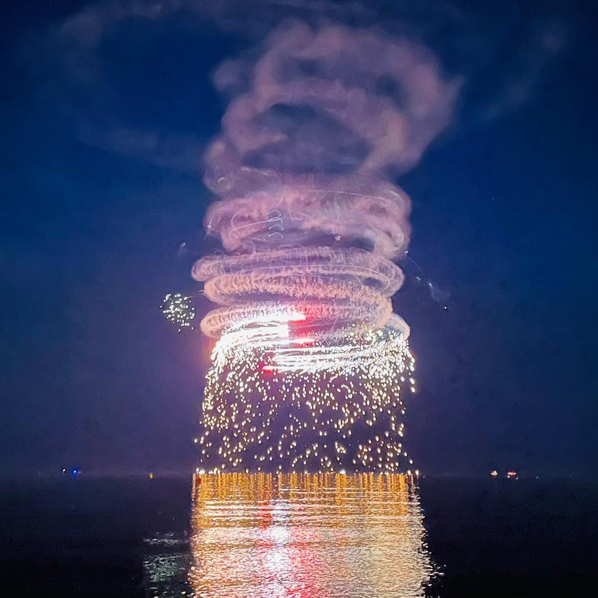A love picture🔥🔥 
Looking forward to seeing more of your pictures. Please tag us in @aerosparx 

#malaga #torredelmar #events #lighthouses #airdisplay #makingmemories