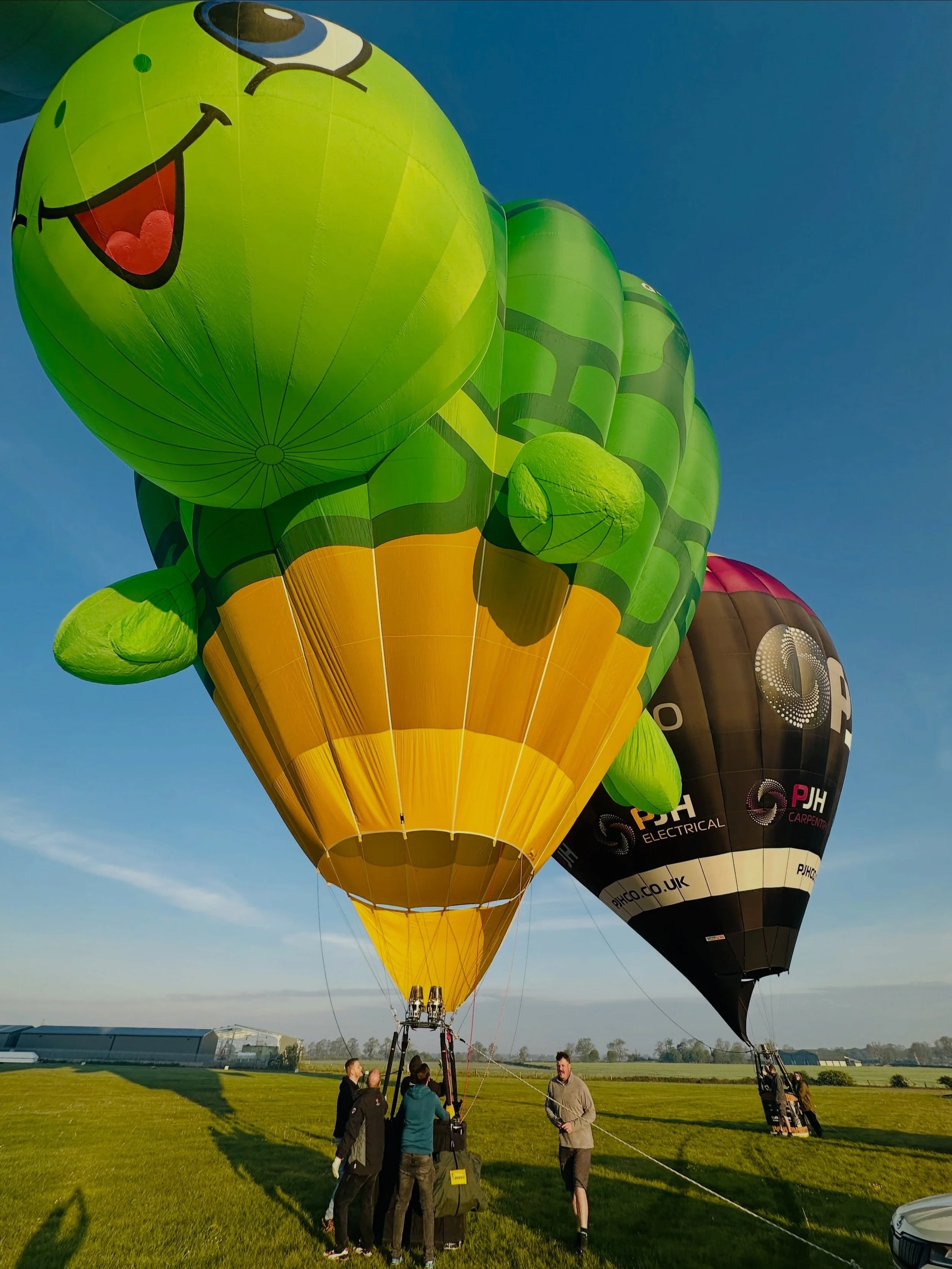 What a morning at @theglidingcentre  @husbosgliding 🎈🌅 @discovergliding 

Perfect conditions for balloon departures, with a few very special balloons adding something extra to an already spectacular sky. A truly magical start to the day. Members al
