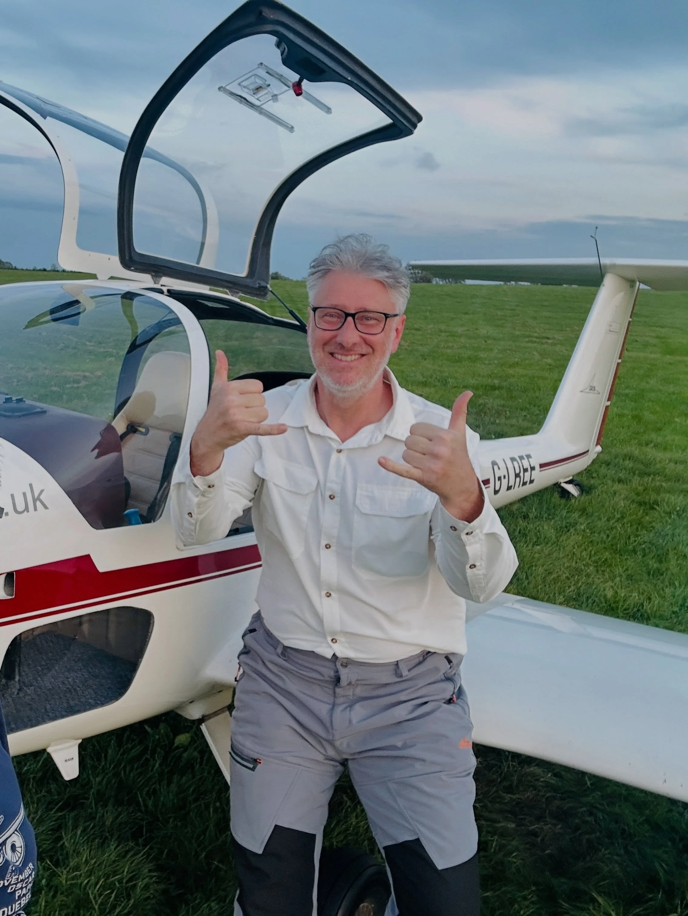 Busy day at @theglidingcentre @husbosgliding today! ☀️✈️🎈

Balloon launches, glider flights, aerobatics, MG flying, and huge congratulations to Andras on passing his SPL TMG AOC! 👏
@discovergliding 
Great flying and great company all round.

#Glidi