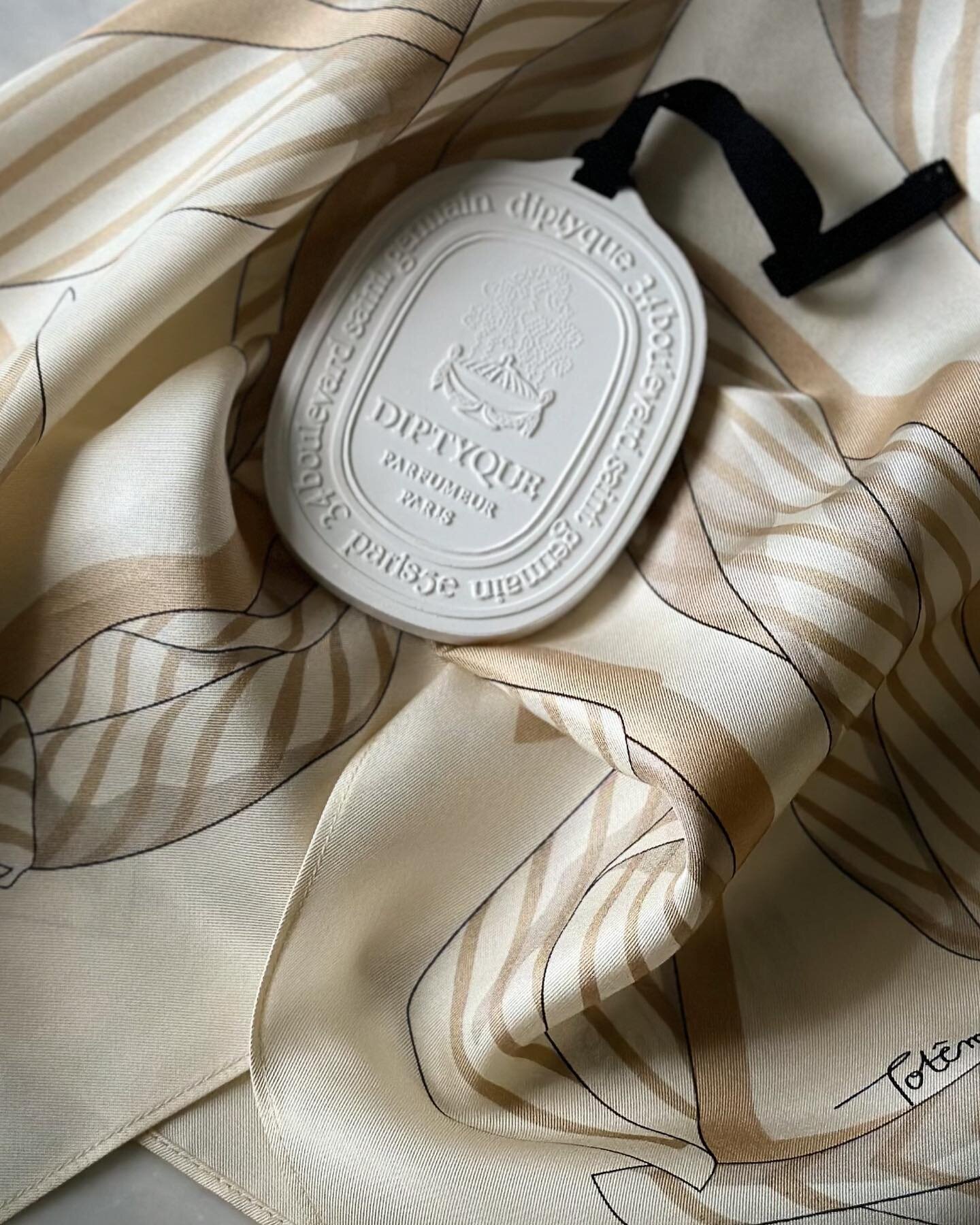 Keeping my best loved pieces fresh all year round, even when it's summer and your summer wardrobe is on hold ☁️ ☁️ 

LA DROGUERIE
Cedarwood perfumed ceramic
@diptyque 
Previously Gifted by @sciencemagic.inc