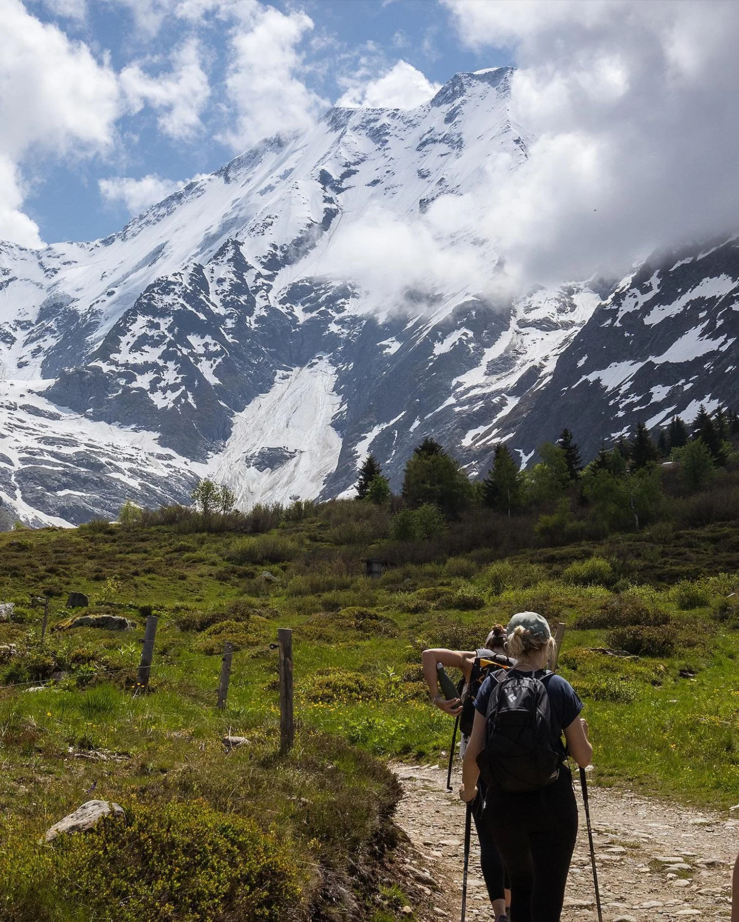 Les trails du Tour du Mont-Blanc sont parcourus en randonn&eacute;e ou en courant en fonction de la forme et de la volont&eacute; des stagiaires. Chaque jour 2 groupes avec des itin&eacute;raires diff&eacute;rents sont propos&eacute;s . Tous plus bea