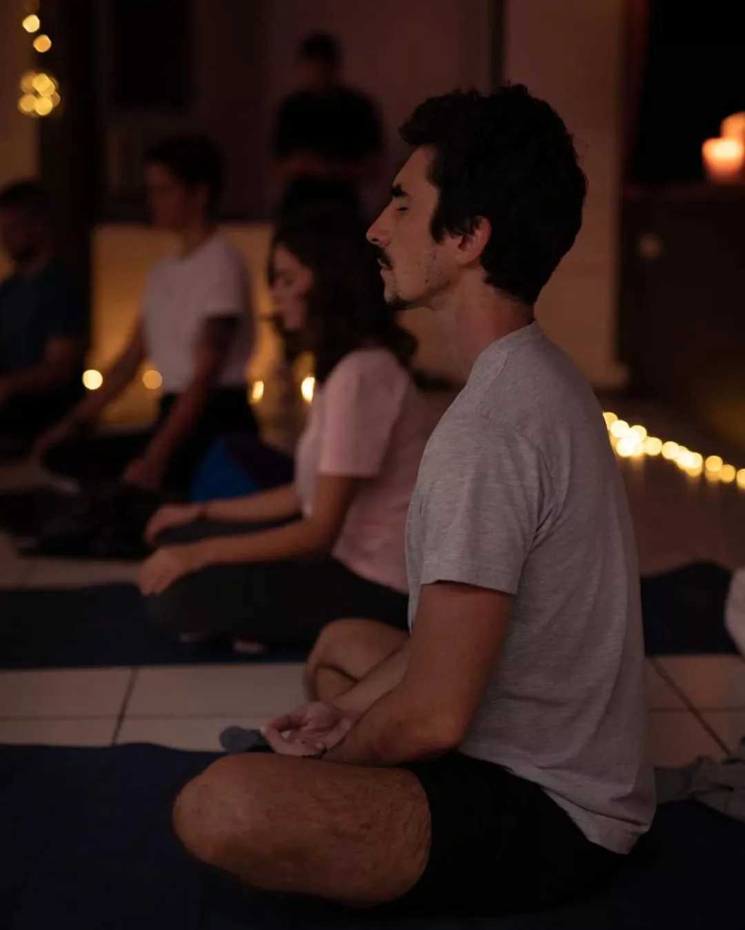 Trouver de l'apaisement &agrave; l'int&eacute;rieur de soi, nourri par la contemplation de la nature autour, les &eacute;changes avec les autres participants et l'exploration du mouvement du corps dans cet environnement lors des pratiques ou des sort