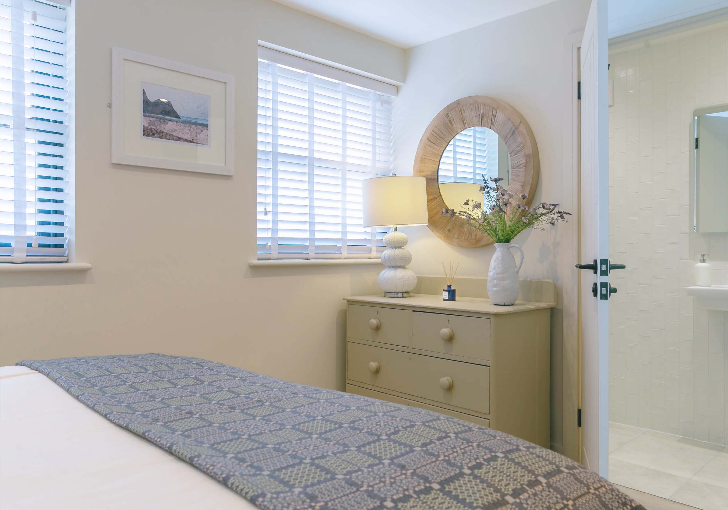 Oxwich Bay holiday rental cottage, Gower - bedroom ensuite