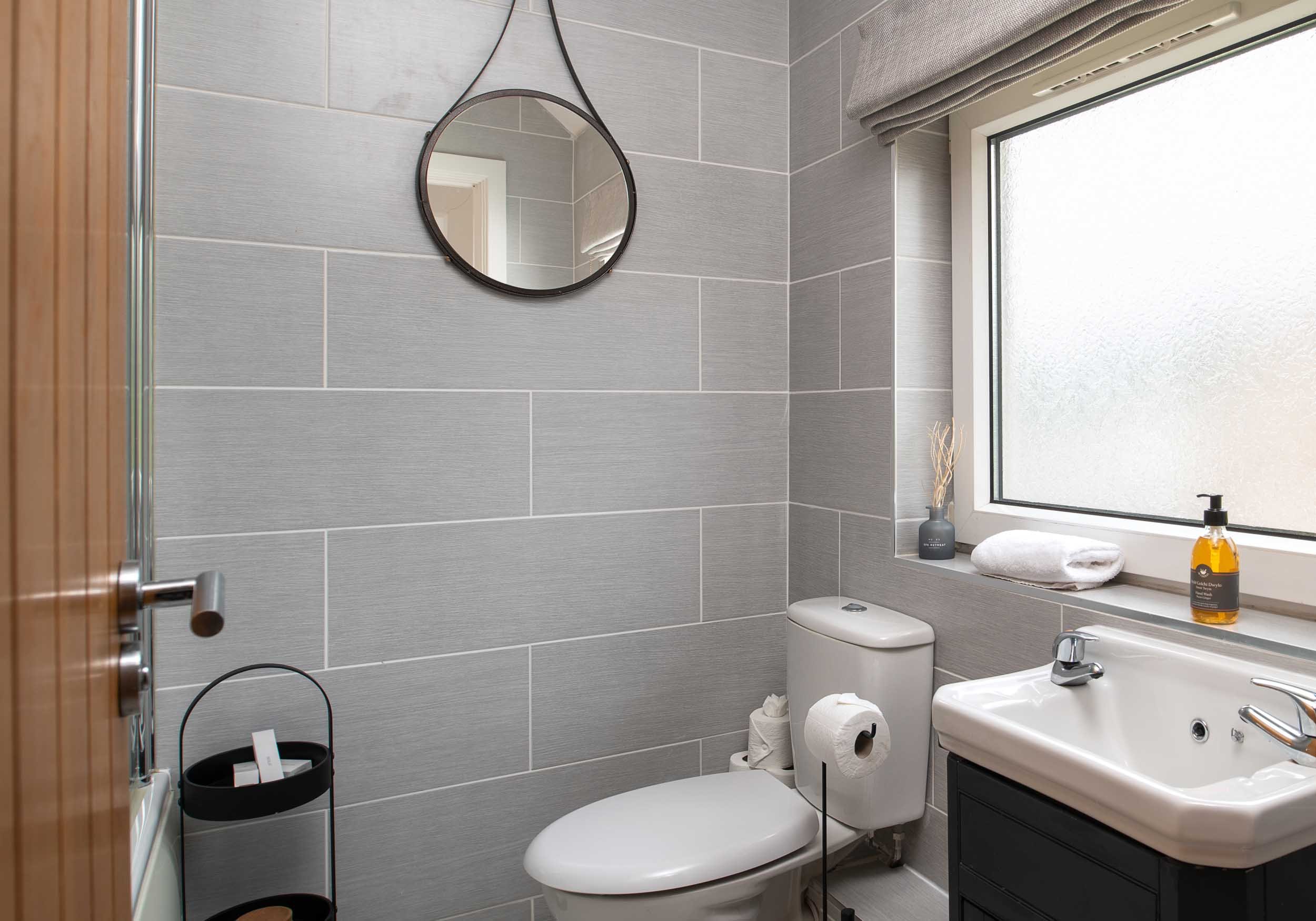 bayholm-family bath room.jpg